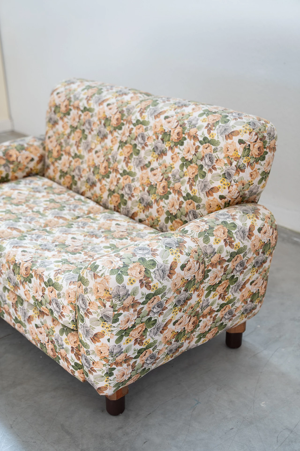2-Seater sofa with floral fabric and wooden structure, 1970 3
