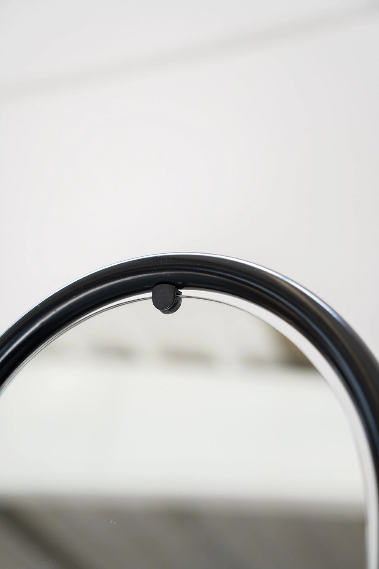 Specchio ovale nero su supporto in acciaio tubolare, anni '70 7