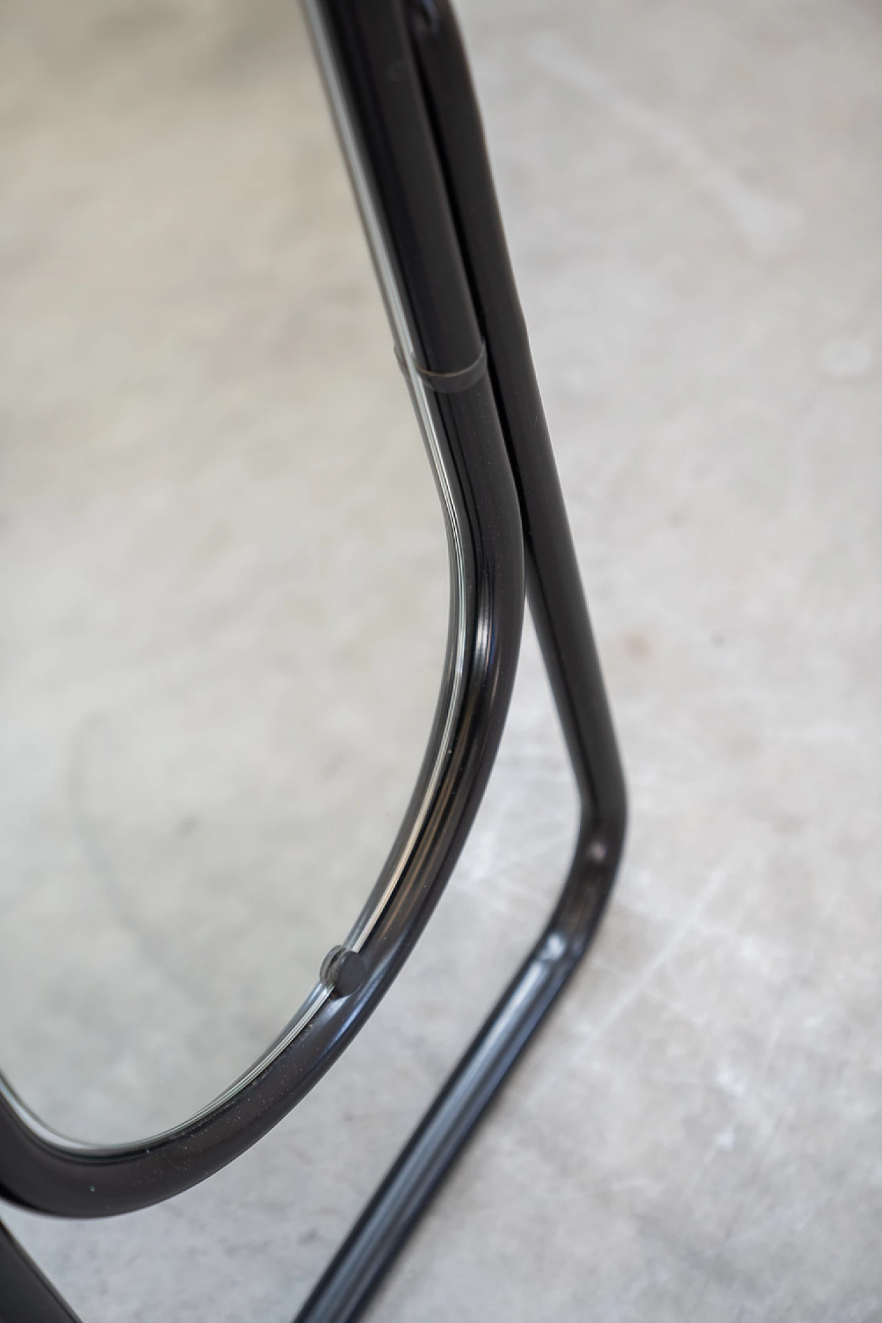 Specchio ovale nero su supporto in acciaio tubolare, anni '70 10