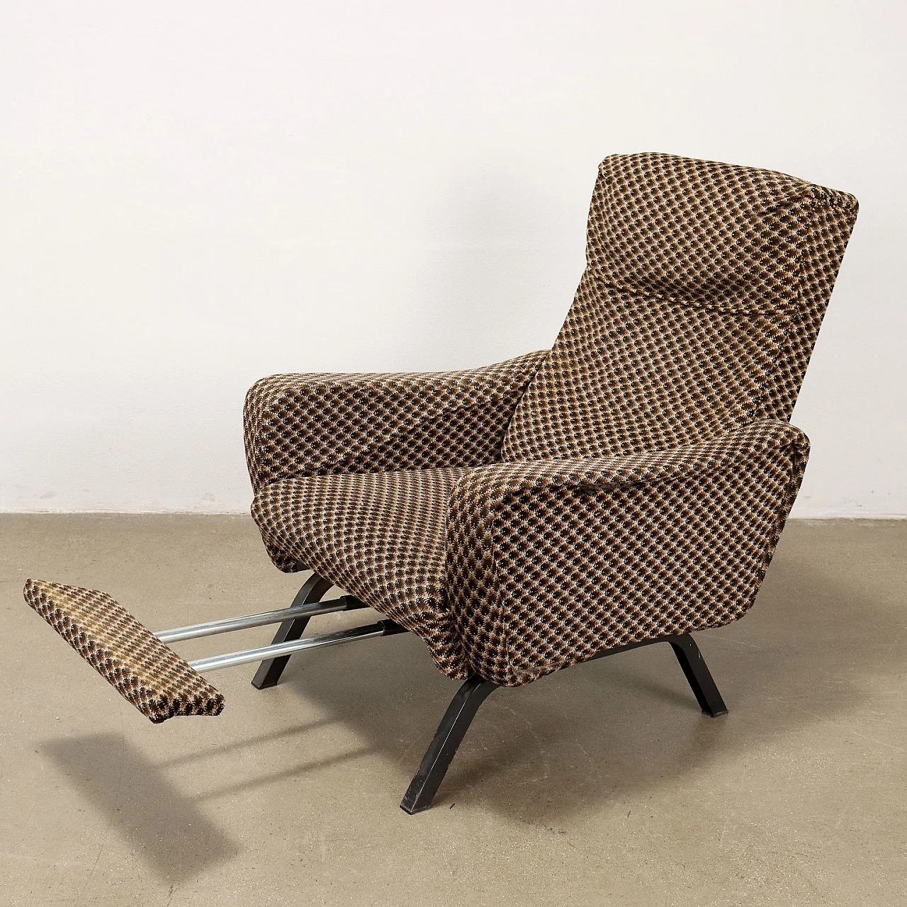 Reclining armchair in velvet and metal base, 1960s 3