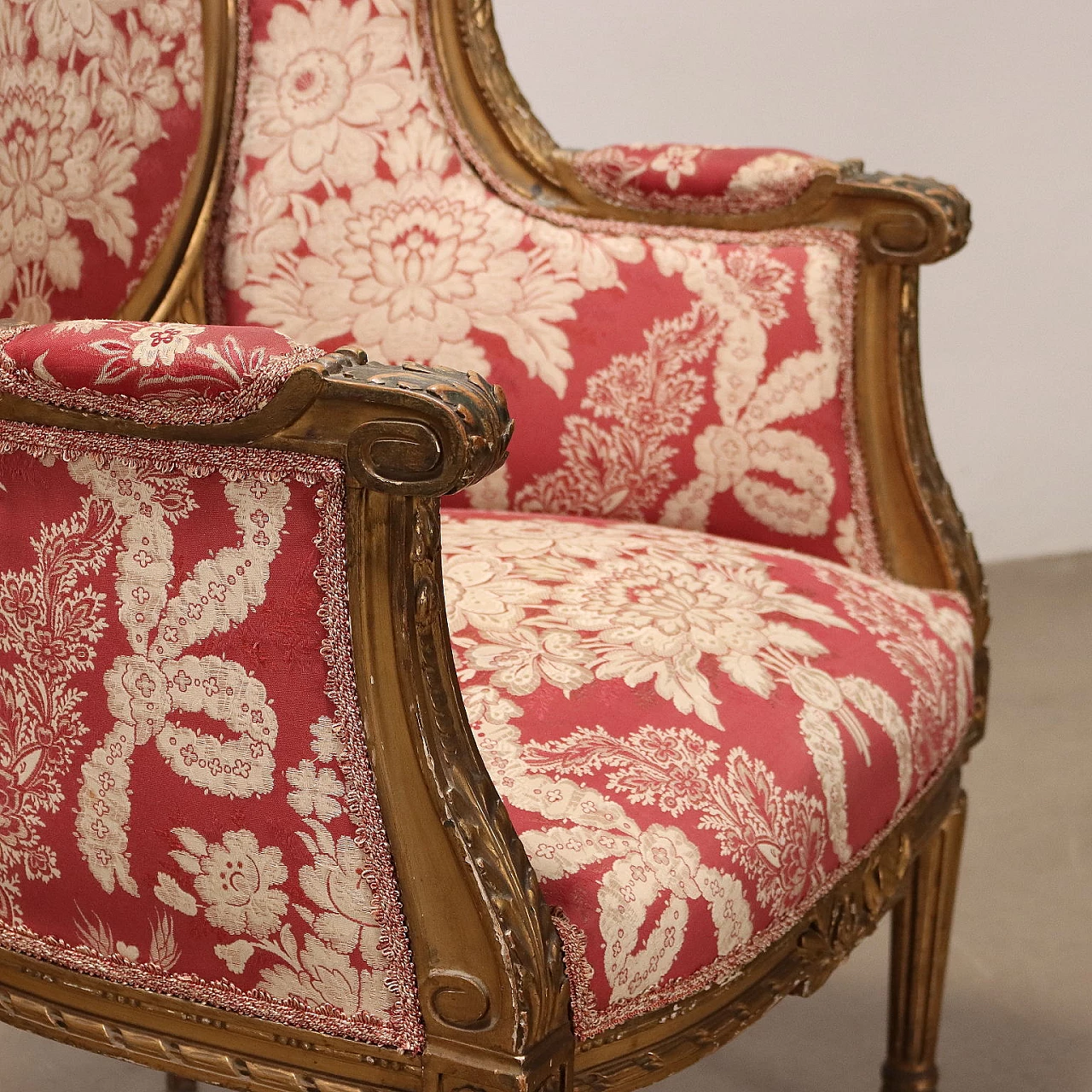 Armchair in carved wood and red decorated fabric, 19th century 4