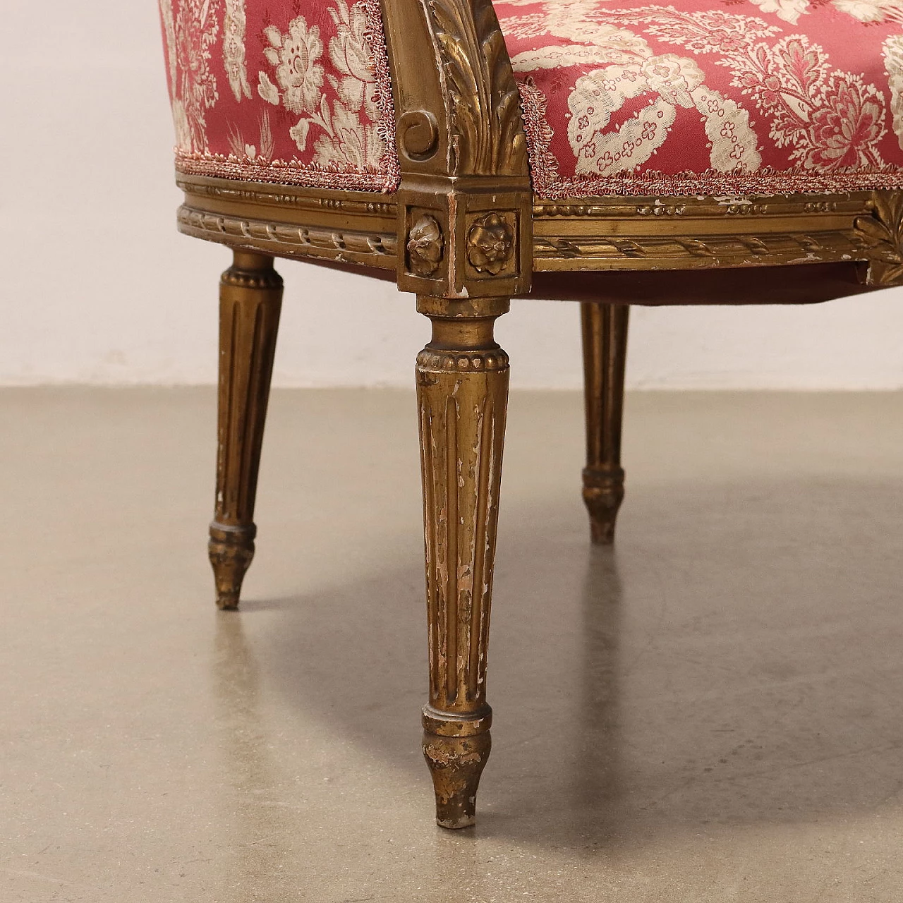 Armchair in carved wood and red decorated fabric, 19th century 8