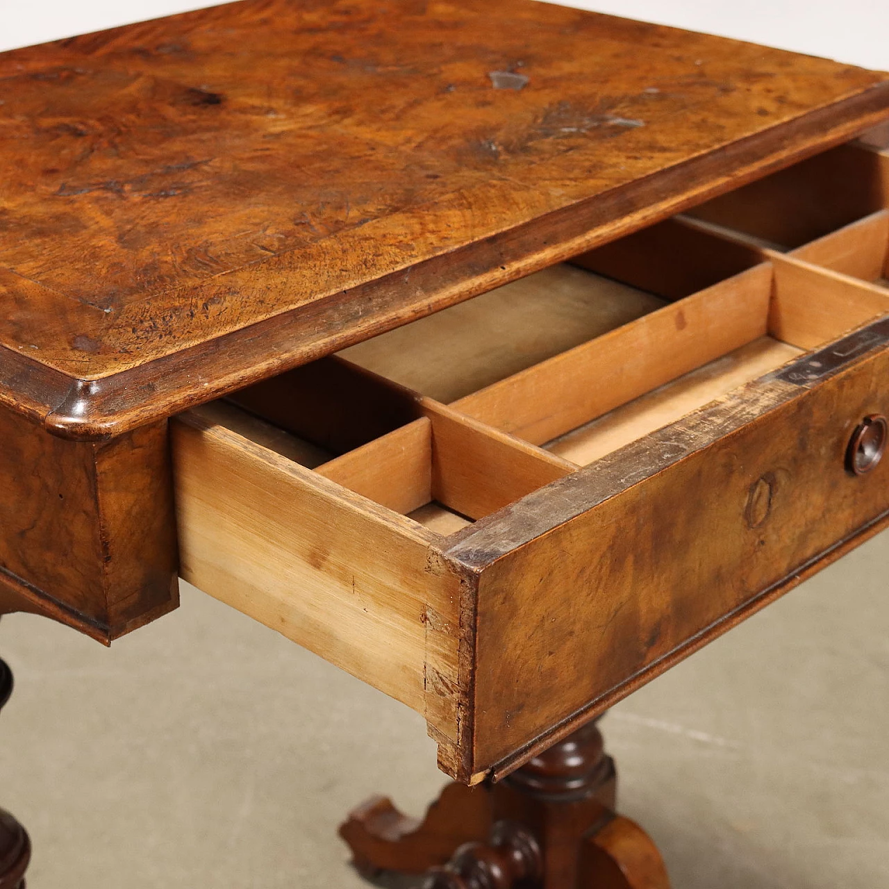 Table in walnut with two drawers, 19th century 3
