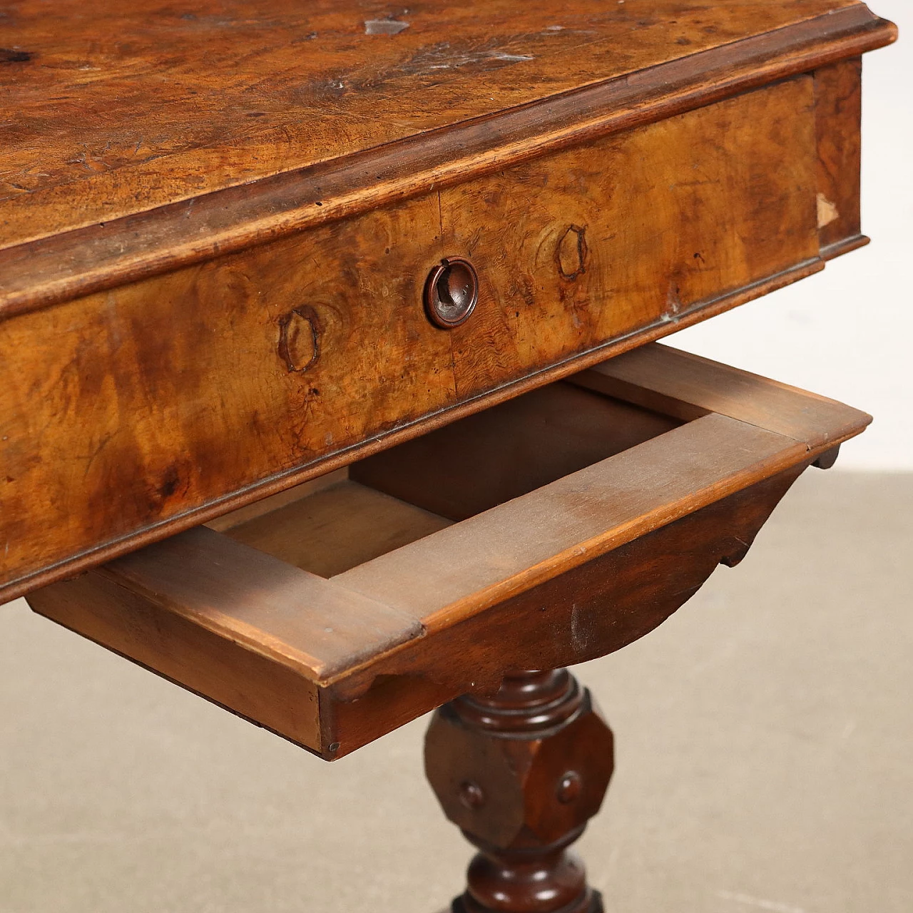 Table in walnut with two drawers, 19th century 5