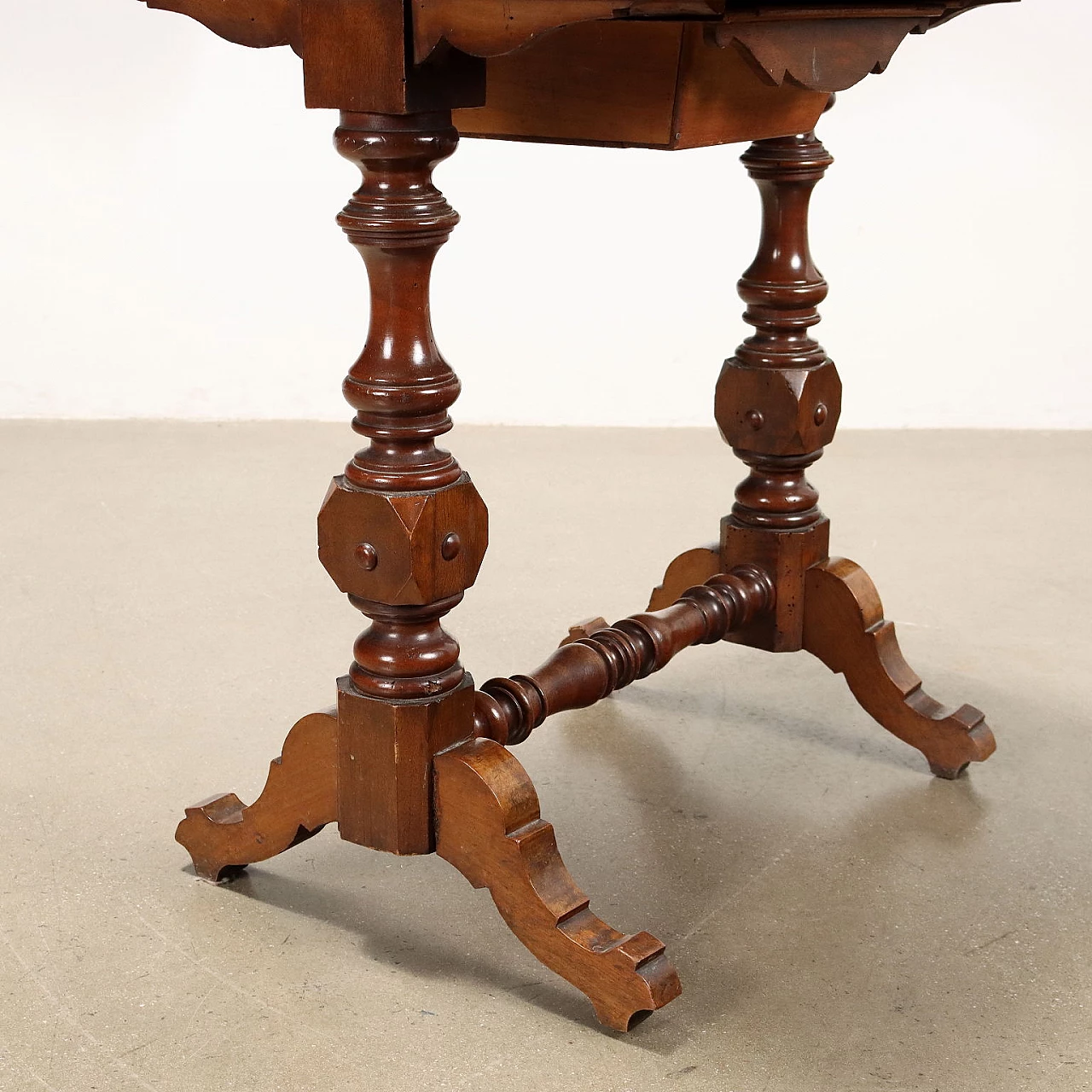Table in walnut with two drawers, 19th century 6