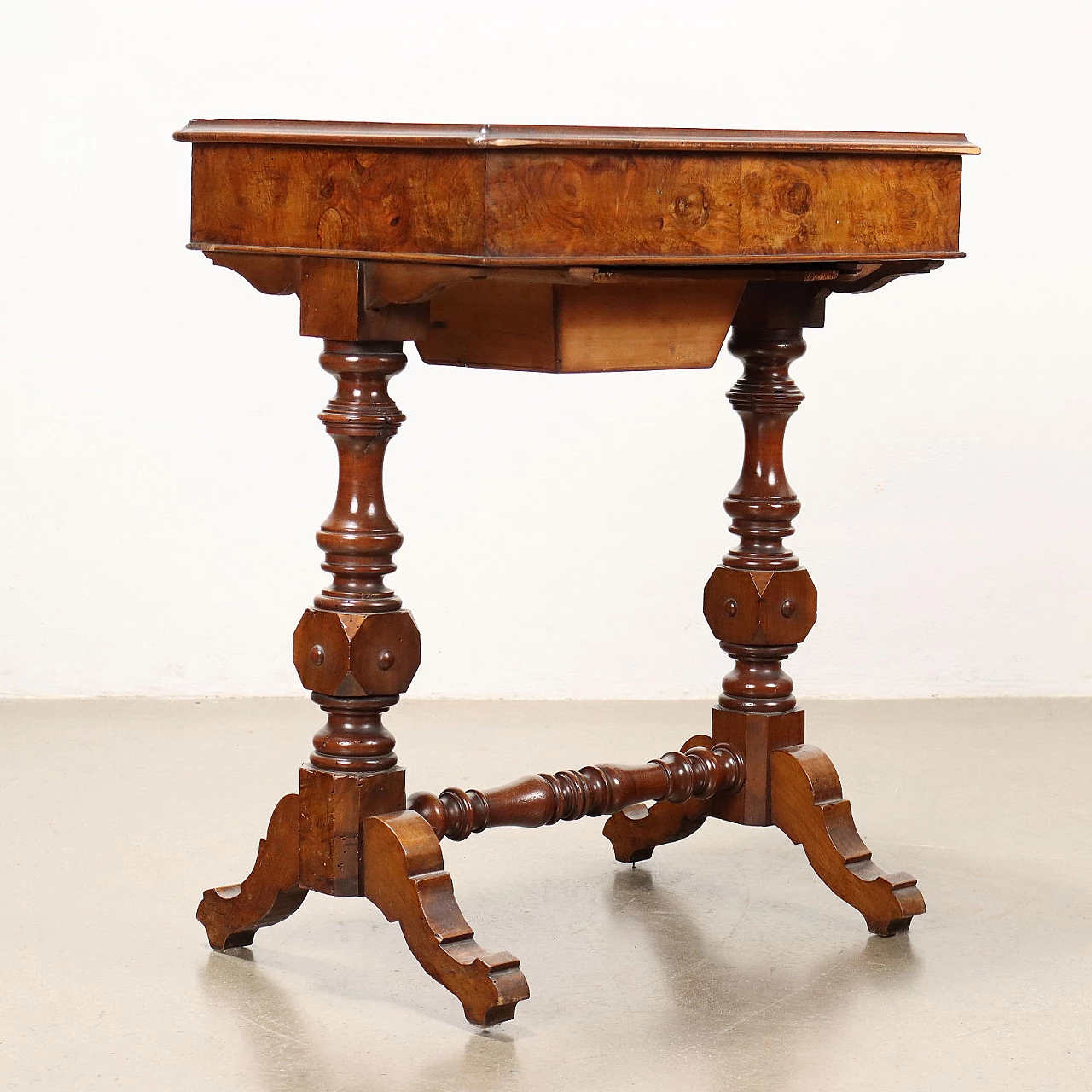 Table in walnut with two drawers, 19th century 9