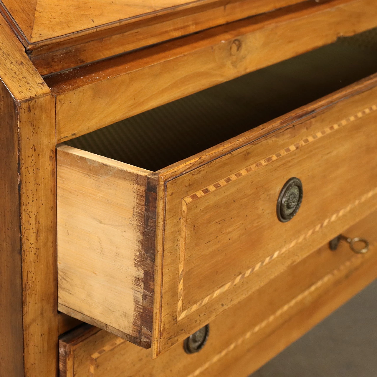 Directoire walnut flap with truncated pyramid feet, early 19th century 7