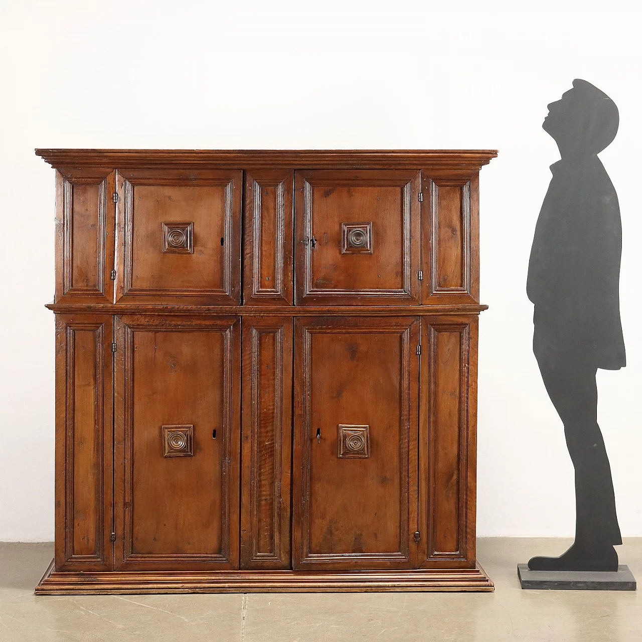 Walnut double-bodied sideboard with turned knobs, early 17th century 2