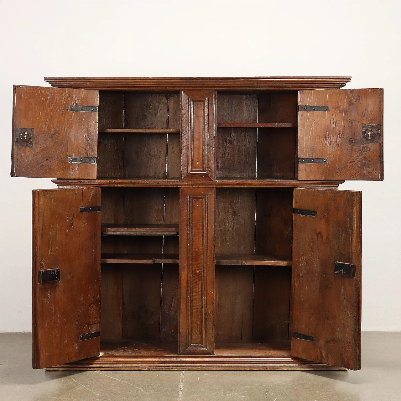Walnut double-bodied sideboard with turned knobs, early 17th century 3