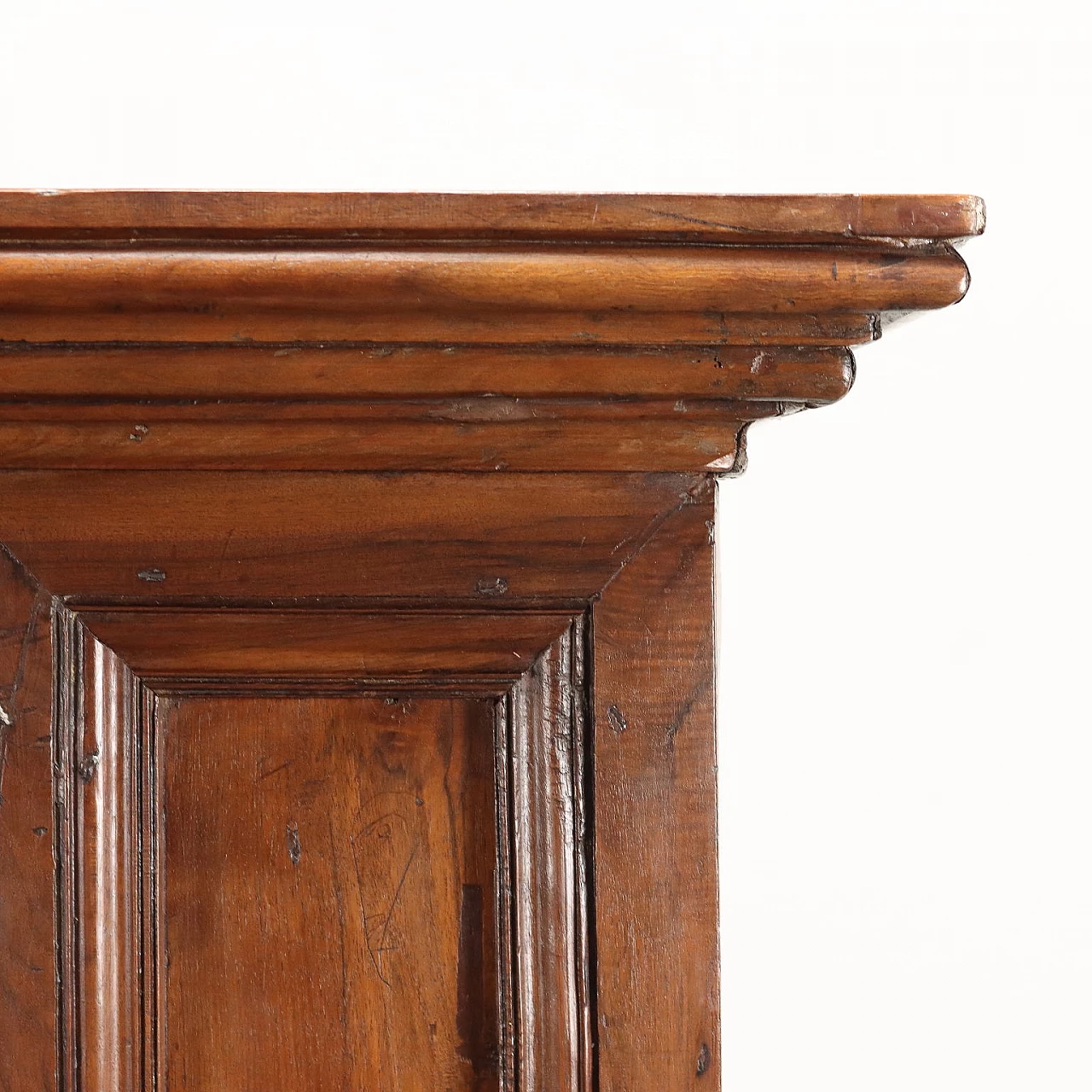 Walnut double-bodied sideboard with turned knobs, early 17th century 5