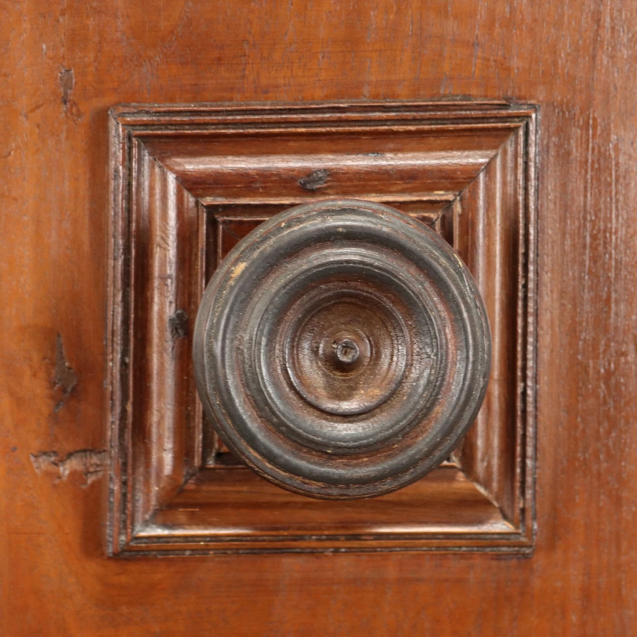 Walnut double-bodied sideboard with turned knobs, early 17th century 7