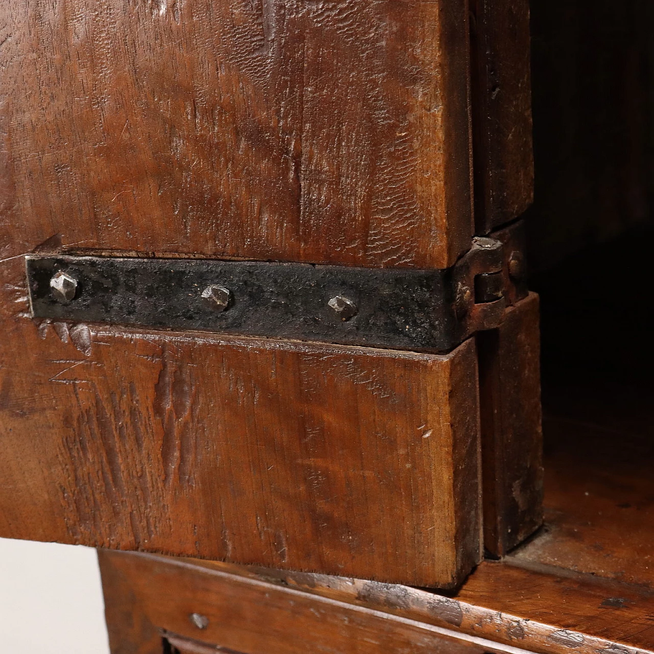Walnut double-bodied sideboard with turned knobs, early 17th century 8