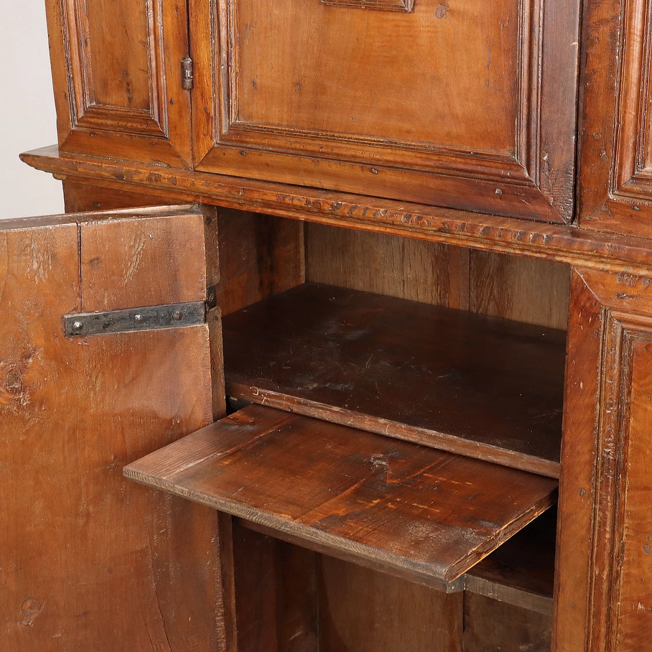 Walnut double-bodied sideboard with turned knobs, early 17th century 10