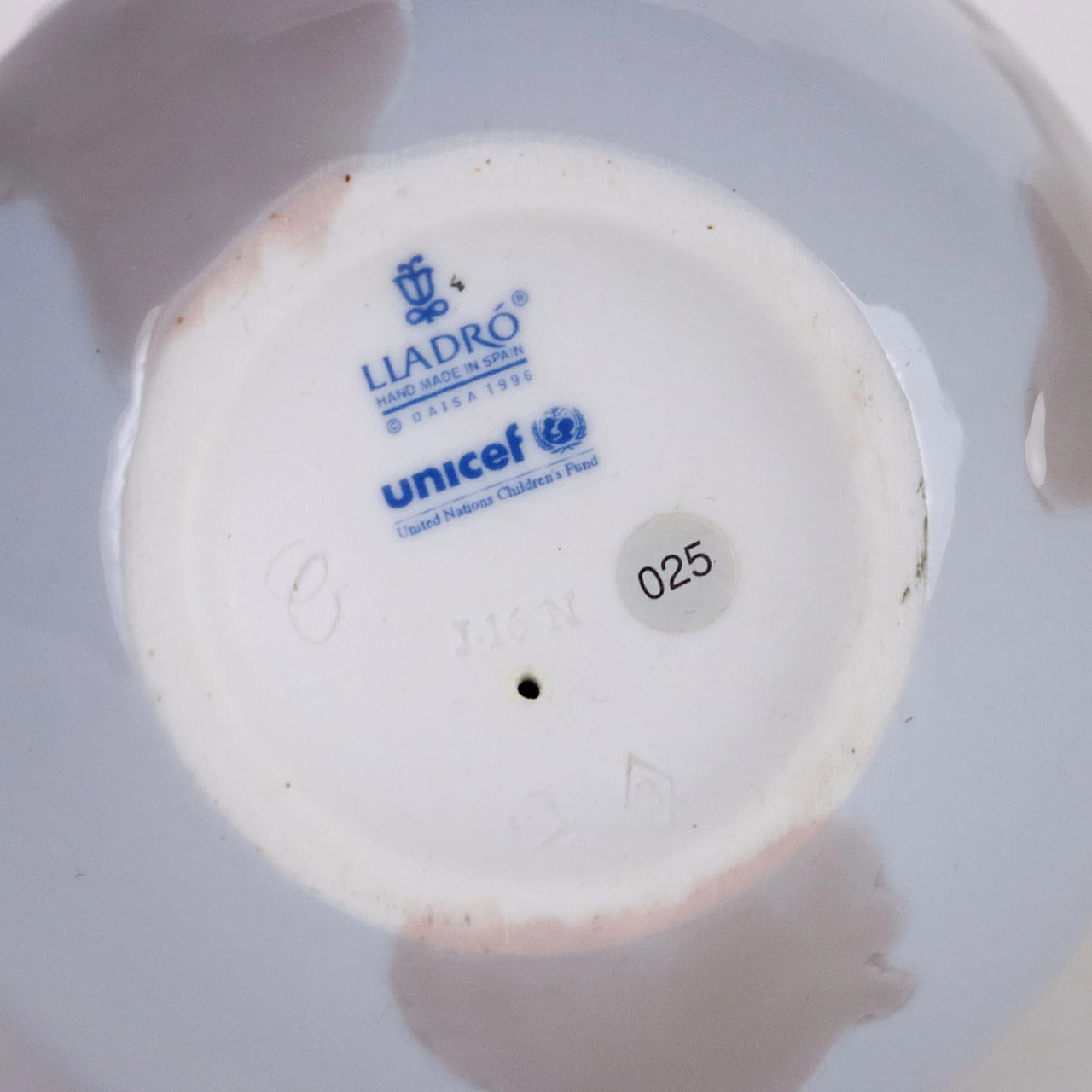 Lladro for Unicef, World of love, porcelain statue 9