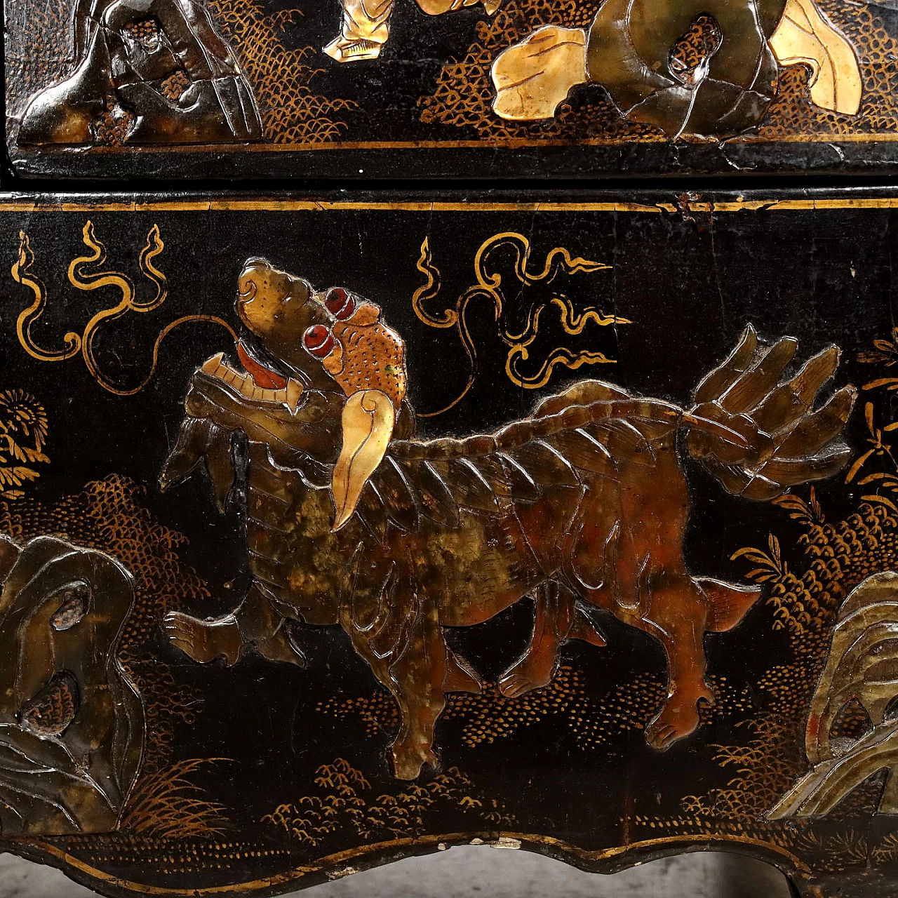 Cabinet in lacquered wood and carved jade decorations 10