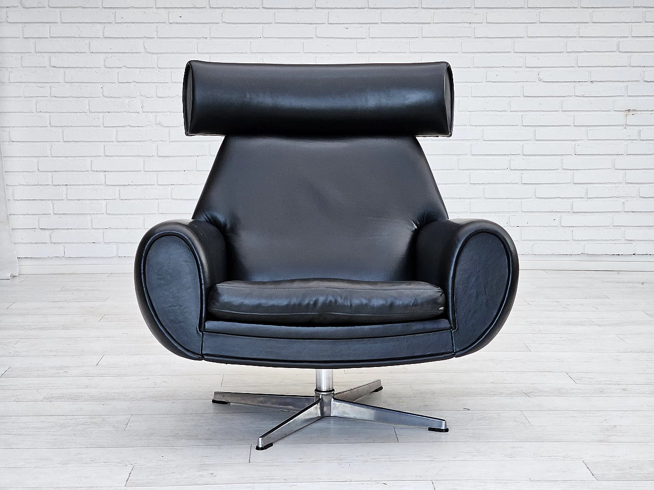 Danish leather and aluminium swivel armchair, 1960s 1