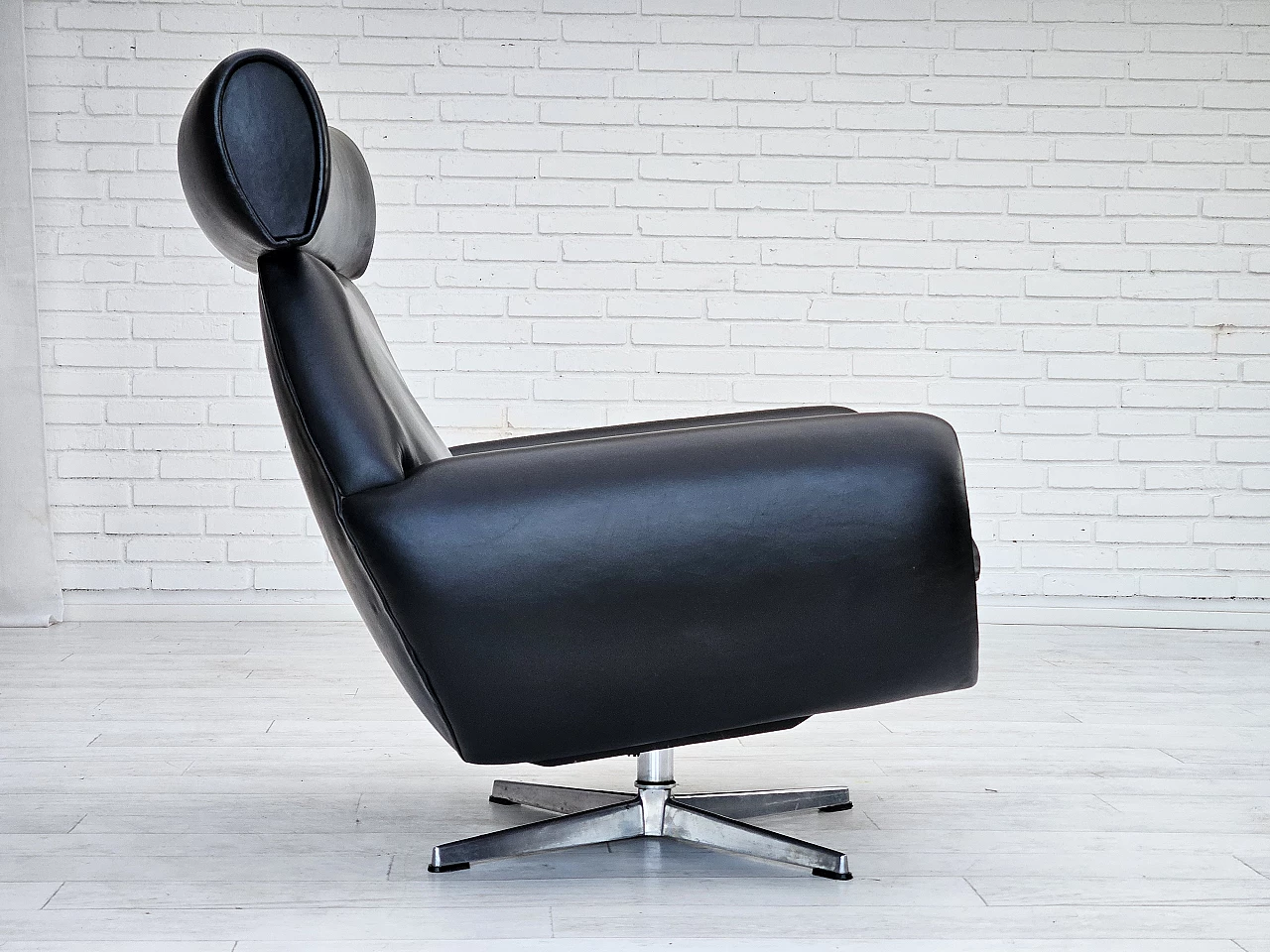 Danish leather and aluminium swivel armchair, 1960s 3