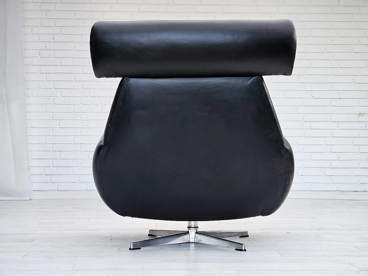 Danish leather and aluminium swivel armchair, 1960s 4