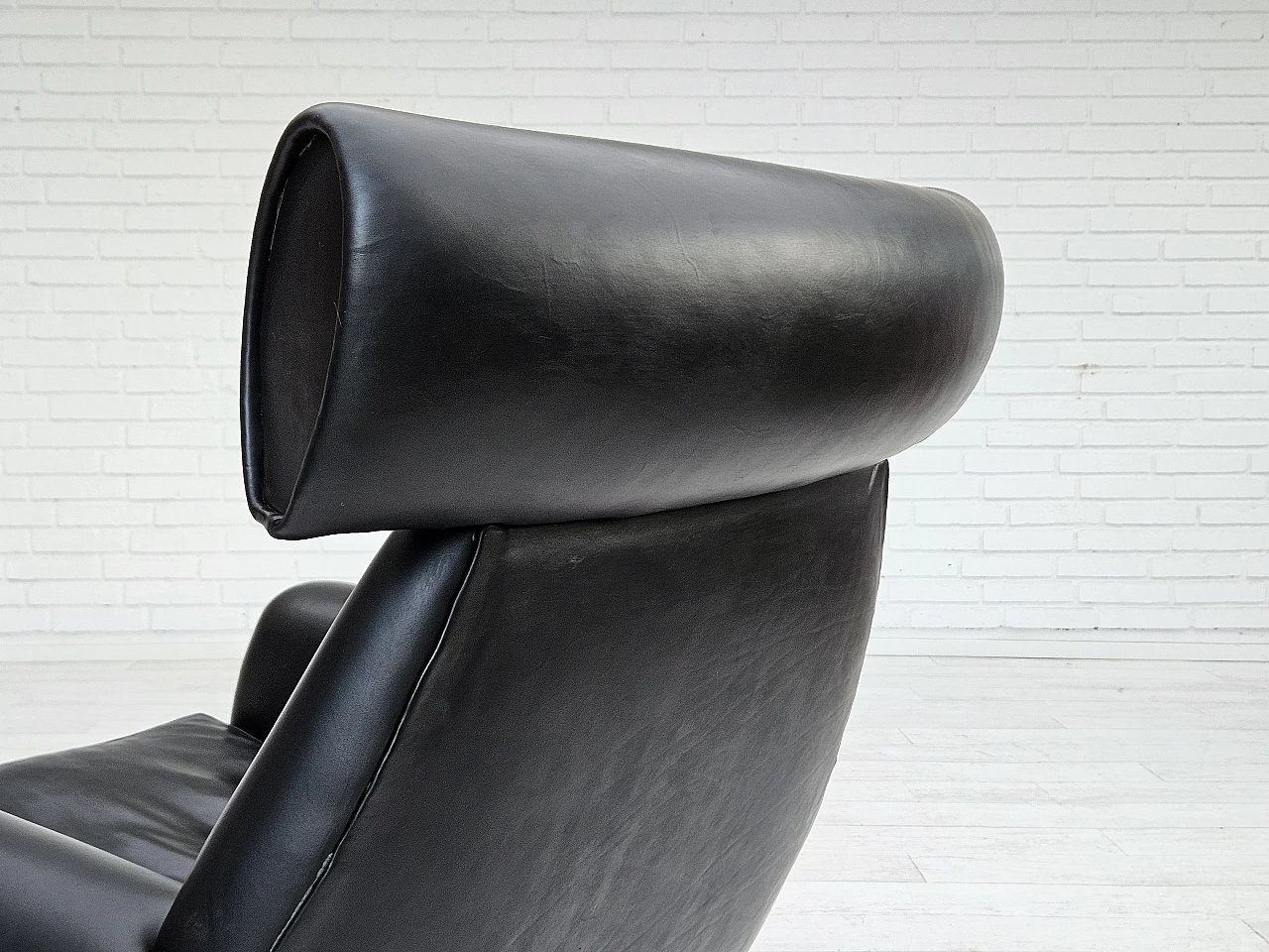 Danish leather and aluminium swivel armchair, 1960s 11