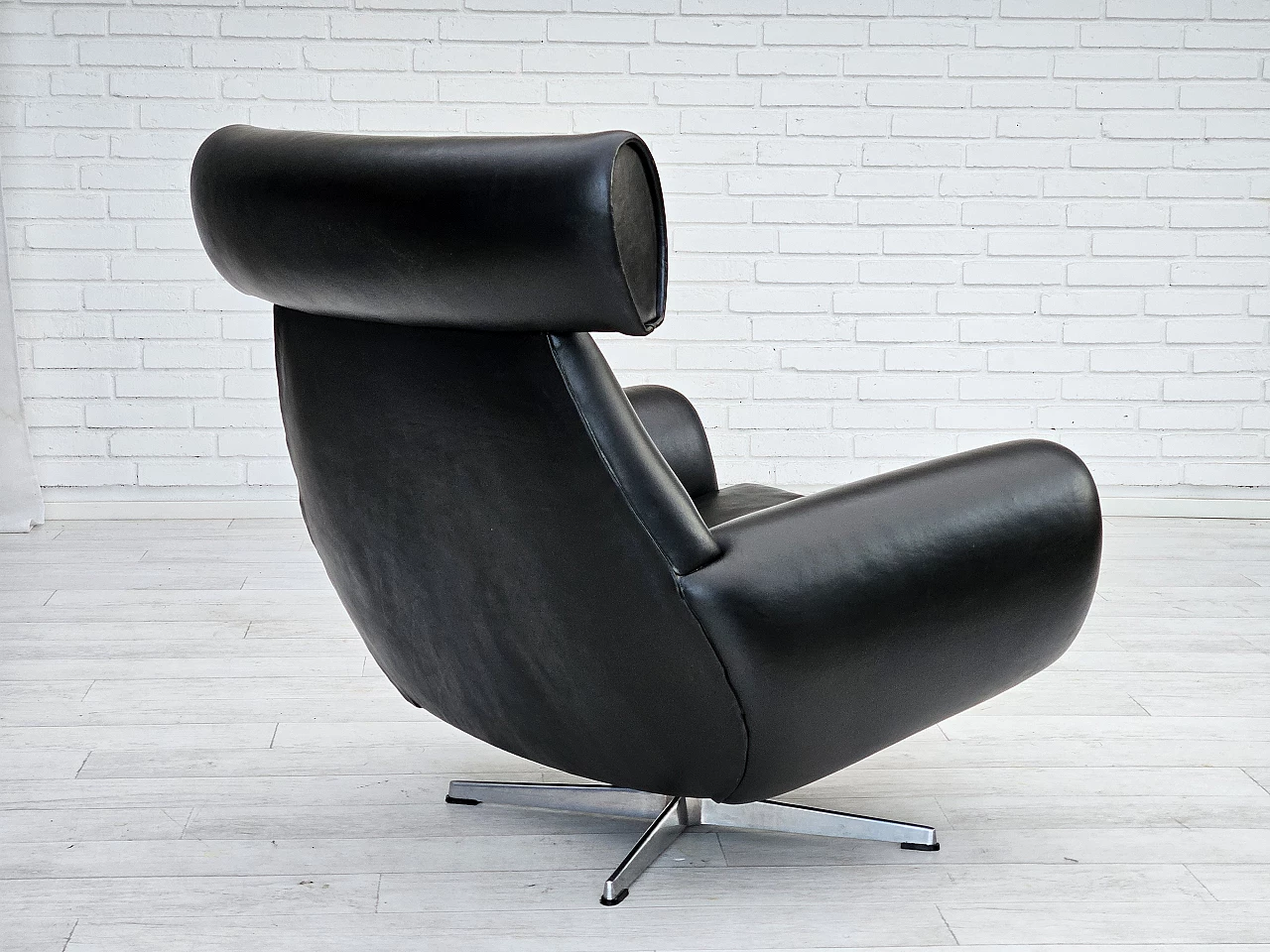 Danish leather and aluminium swivel armchair, 1960s 17