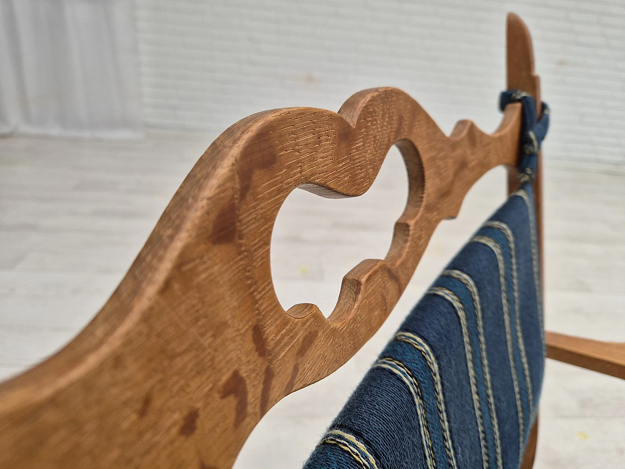 Sedia a dondolo con poggiapiedi in rovere e lana blu, anni '70 3