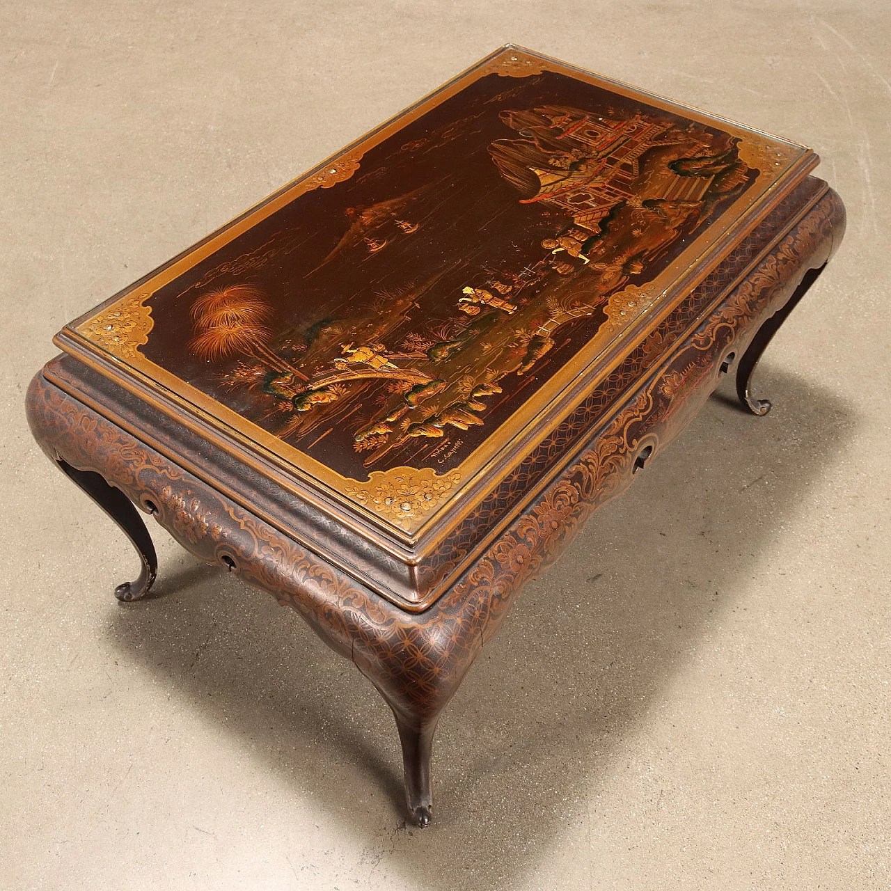 Tavolino in legno laccato e piano in vetro con motivi chinoiserie 3