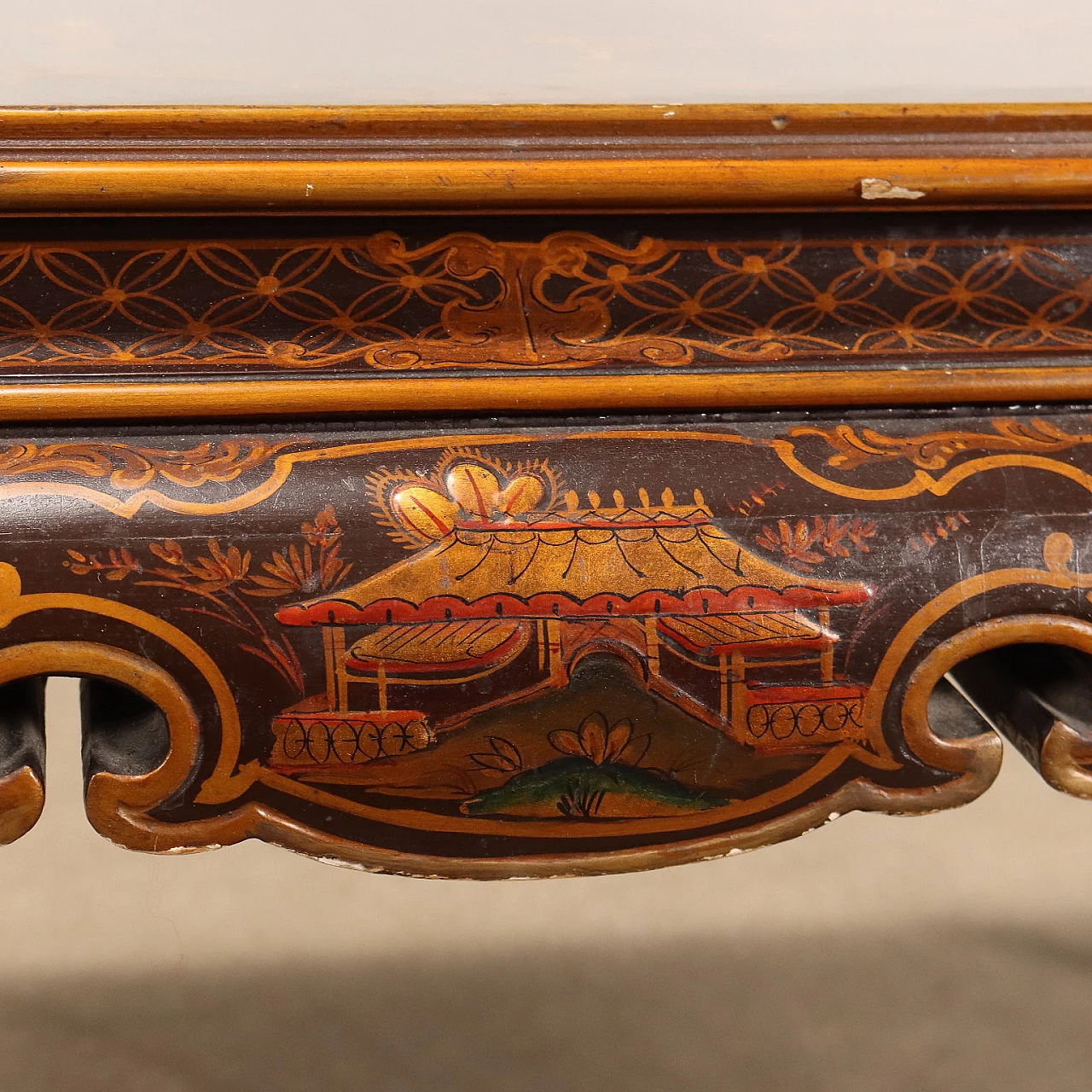 Tavolino in legno laccato e piano in vetro con motivi chinoiserie 10