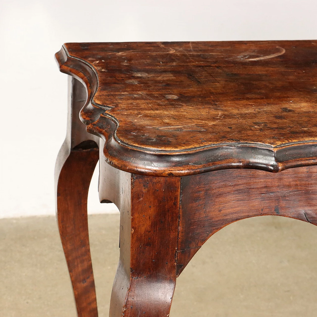 Console in cherry wood with walnut top and wavy legs, 18th century 3