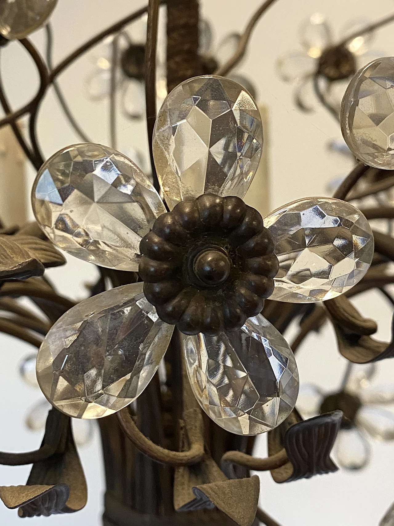 Lampadario a forma di bouquet in bronzo, ottone e vetro, anni '60 4