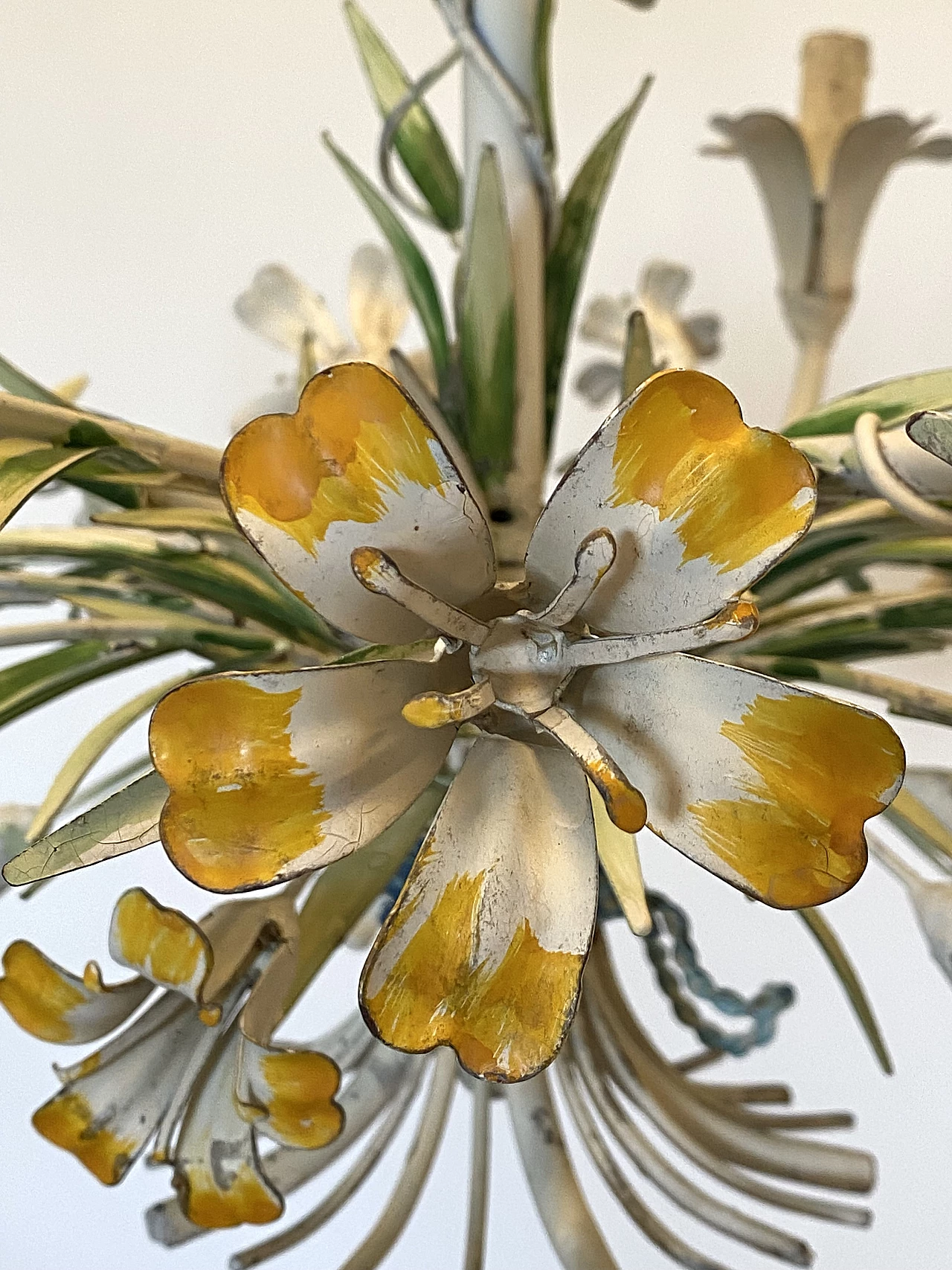 Bouquet-shaped chandelier in lacquered metal, 1960s 1