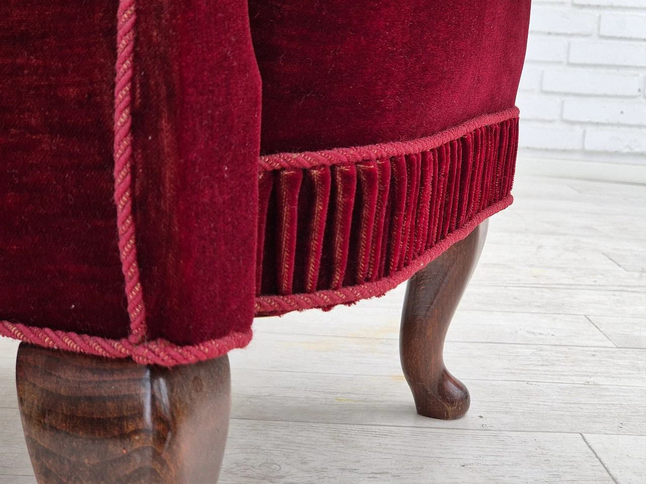 Poltrona danese in velluto rosso ciliegia e legno di faggio, anni '60 11
