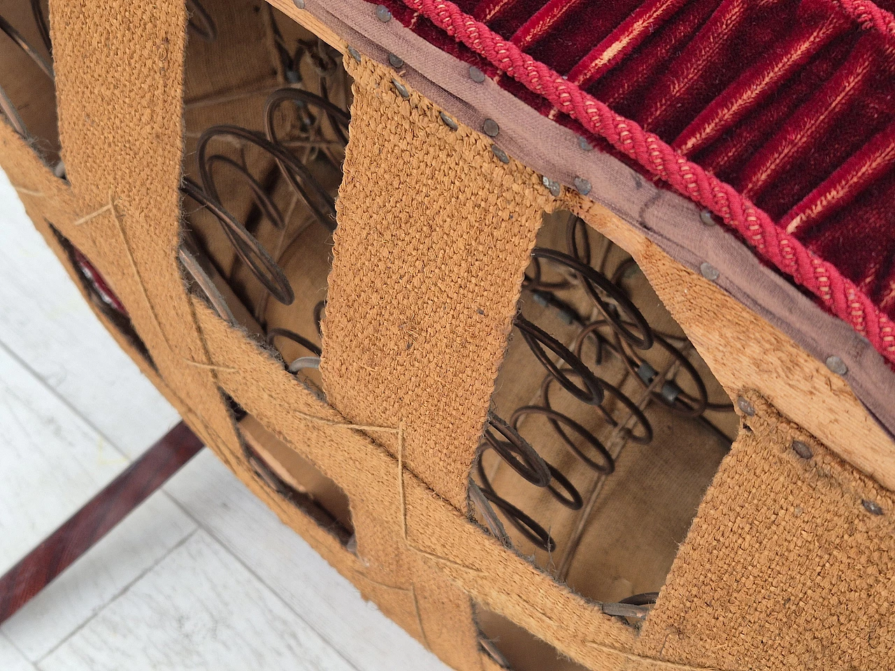 Poltrona danese in velluto rosso ciliegia e legno di faggio, anni '60 13