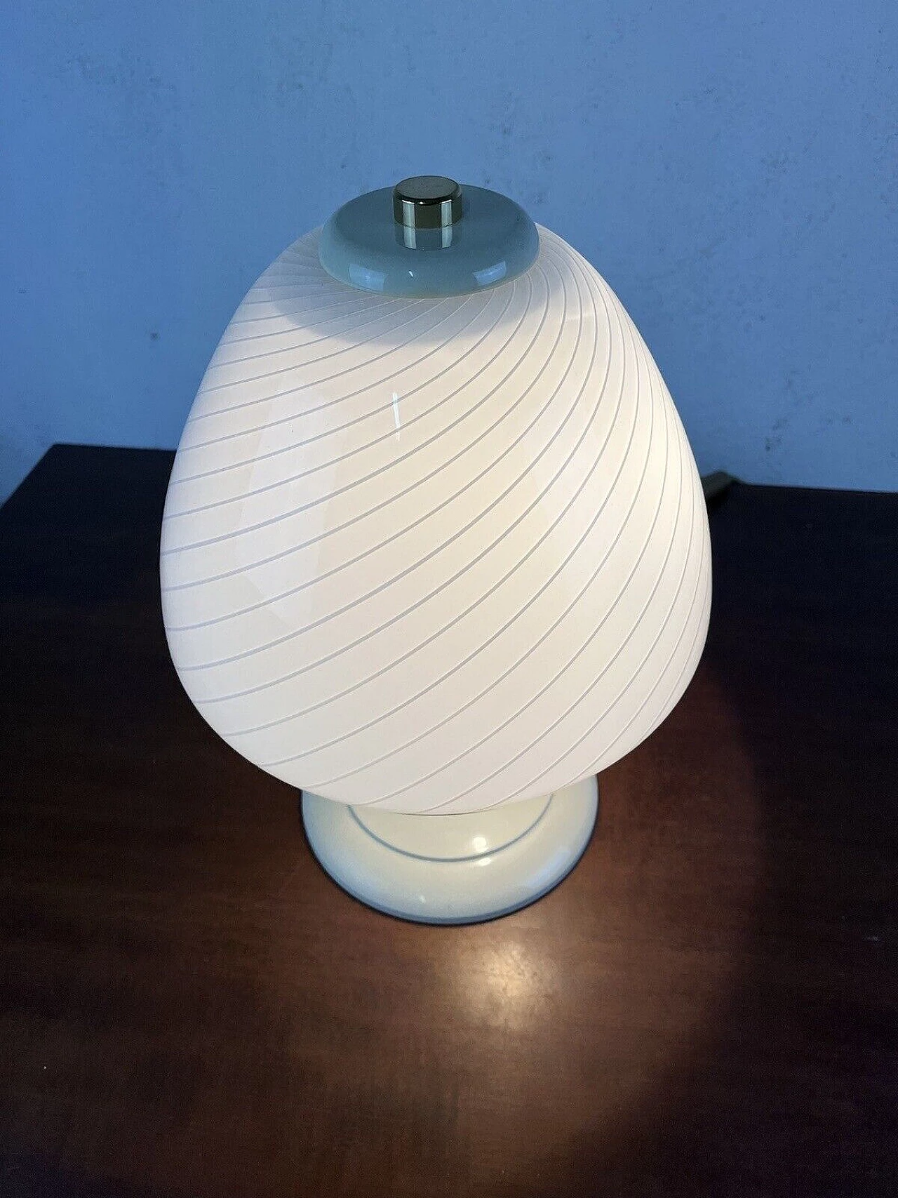 Varnished metal, glass and brass table lamp, 1970s 7