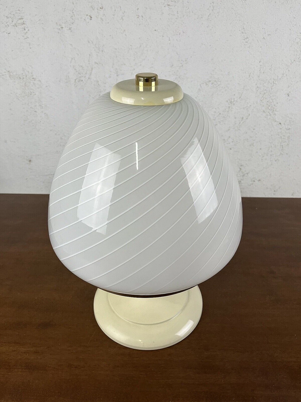 Varnished metal, glass and brass table lamp, 1970s 8