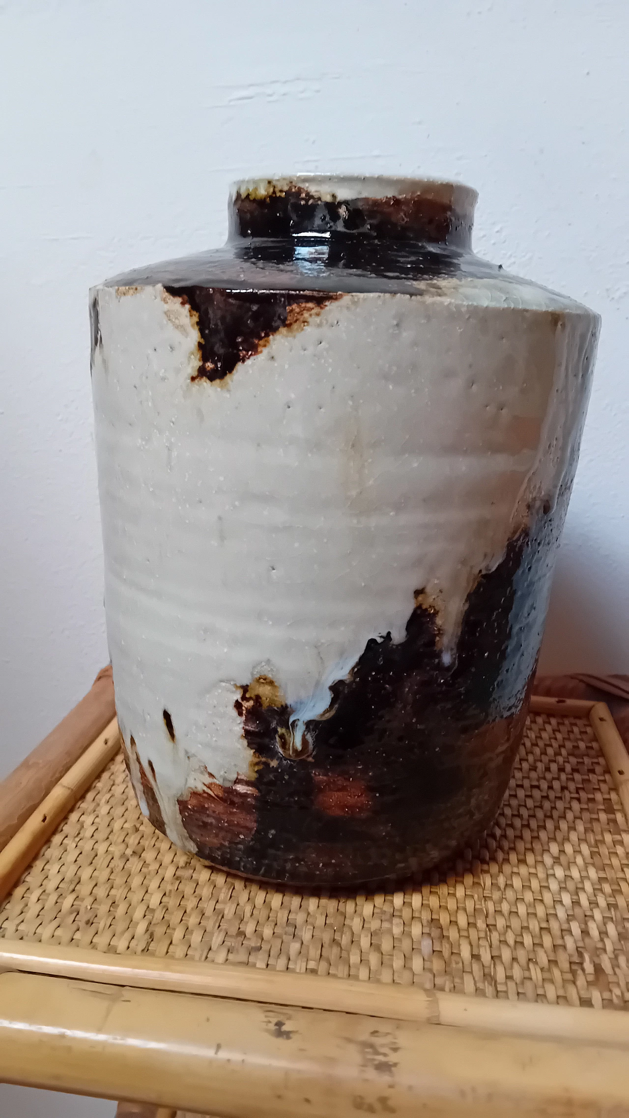 Roberto Musiani, rakù ceramic cylindrical vase, 2000s 1