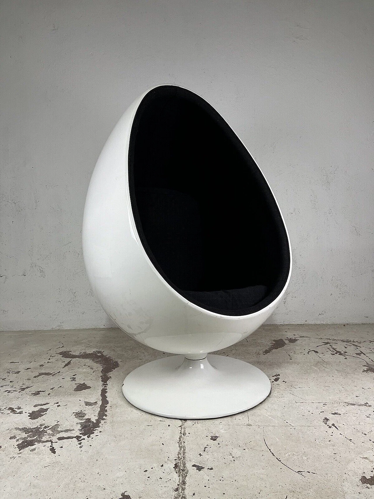 Fiberglass and fabric swivel egg armchair, 1960s 1
