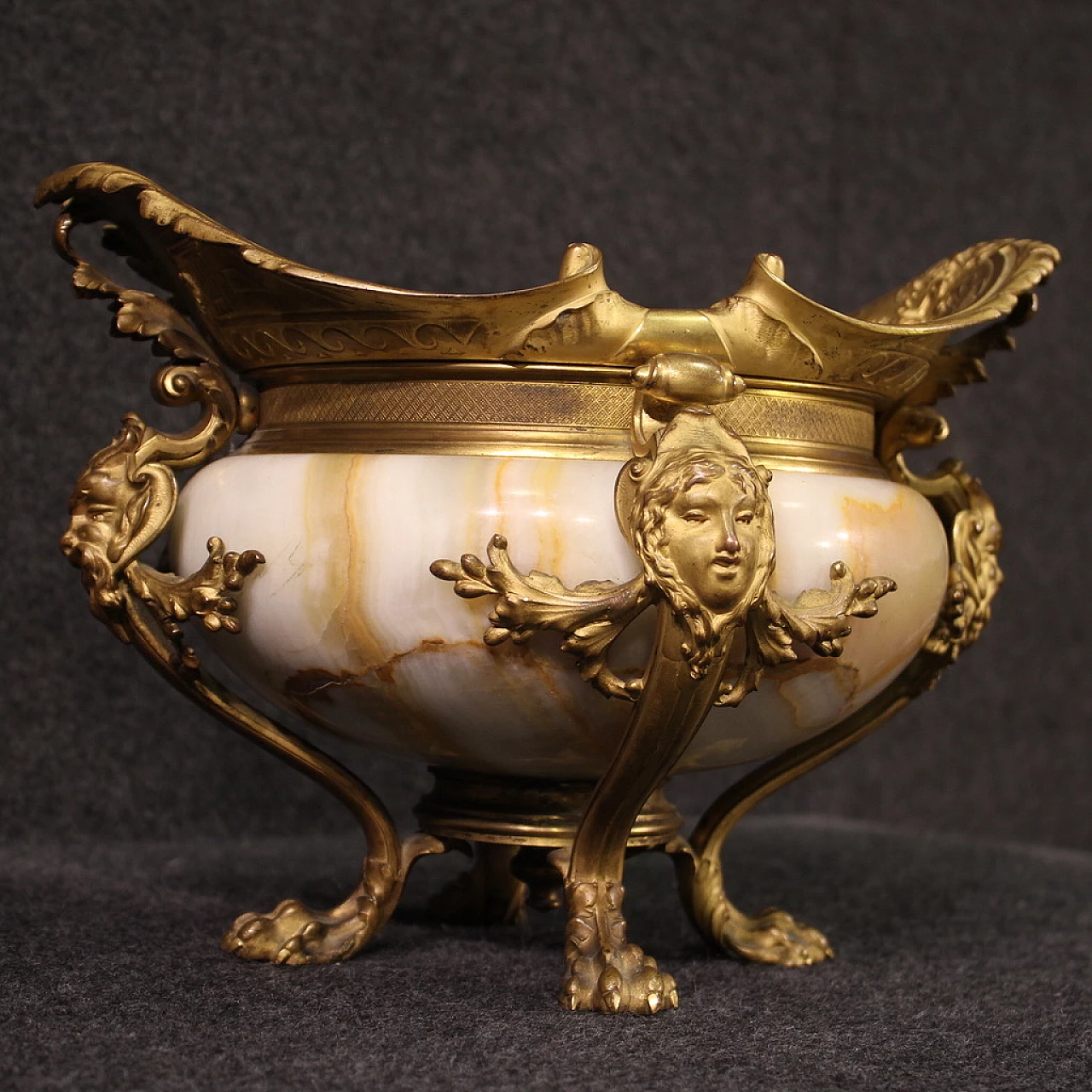 Centerpiece in onyx and gilded and chiseled bronze, 19th century 8
