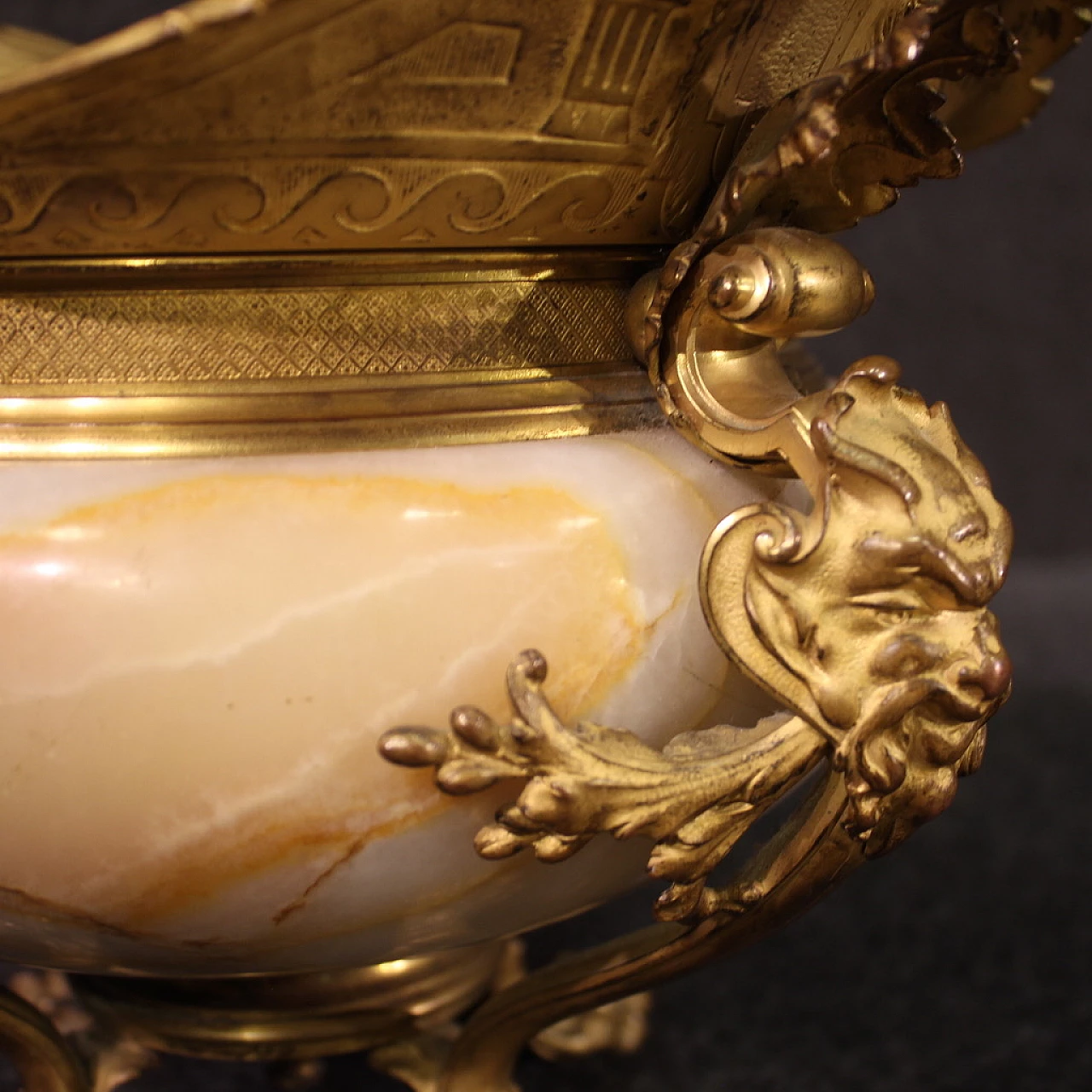 Centerpiece in onyx and gilded and chiseled bronze, 19th century 11