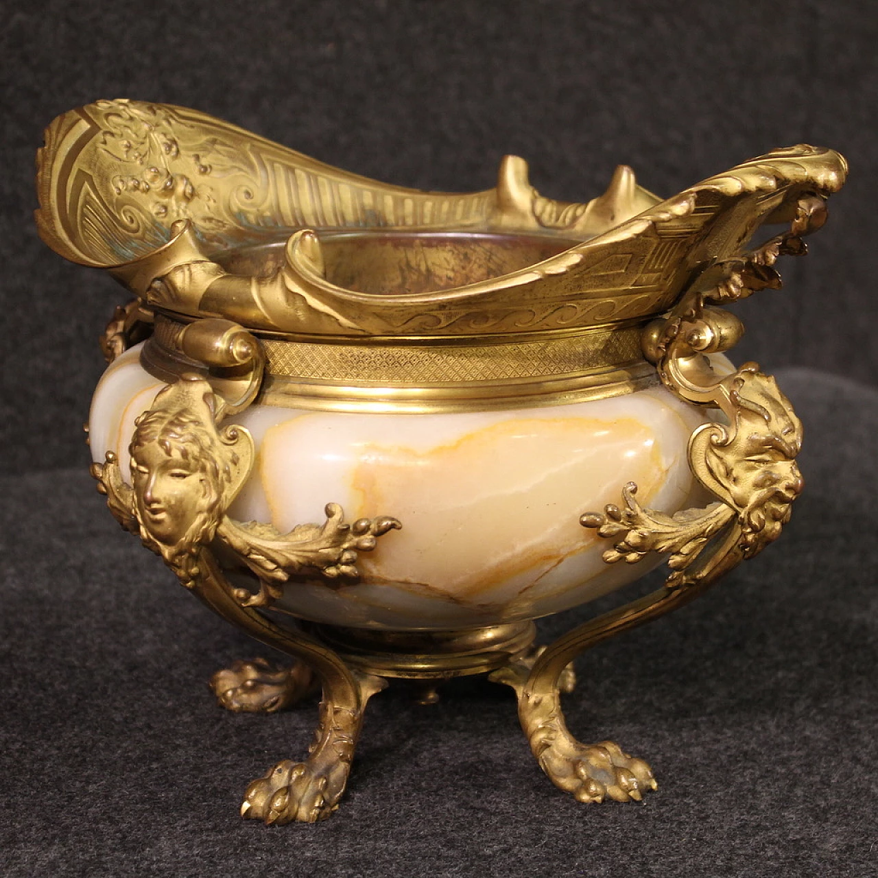 Centerpiece in onyx and gilded and chiseled bronze, 19th century 12