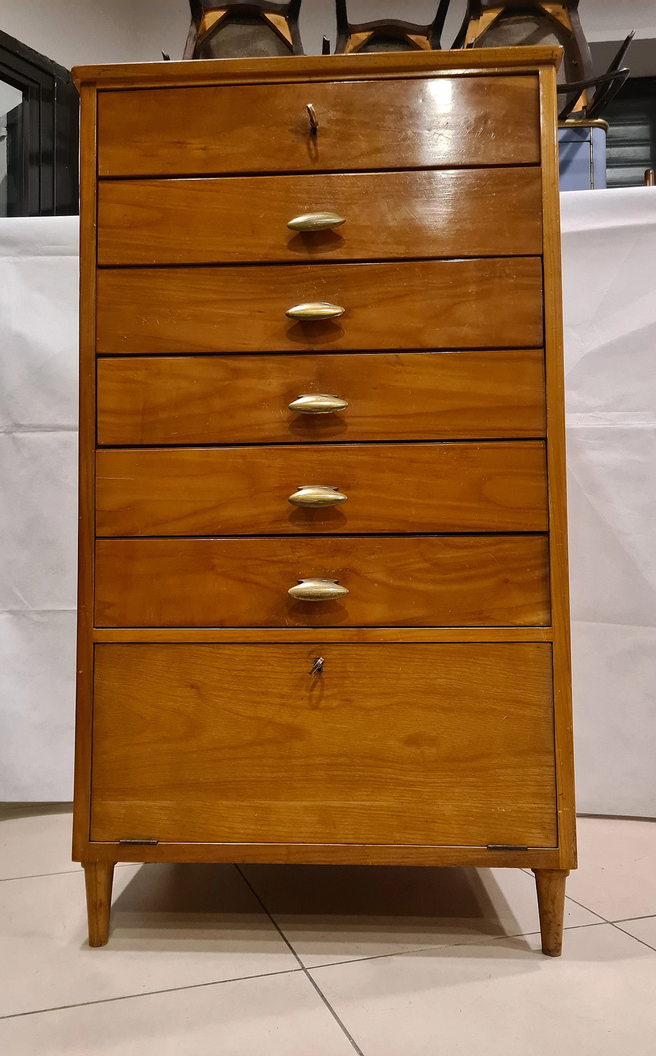 High chest of drawers in oak wood with brass handles, 1950s 7