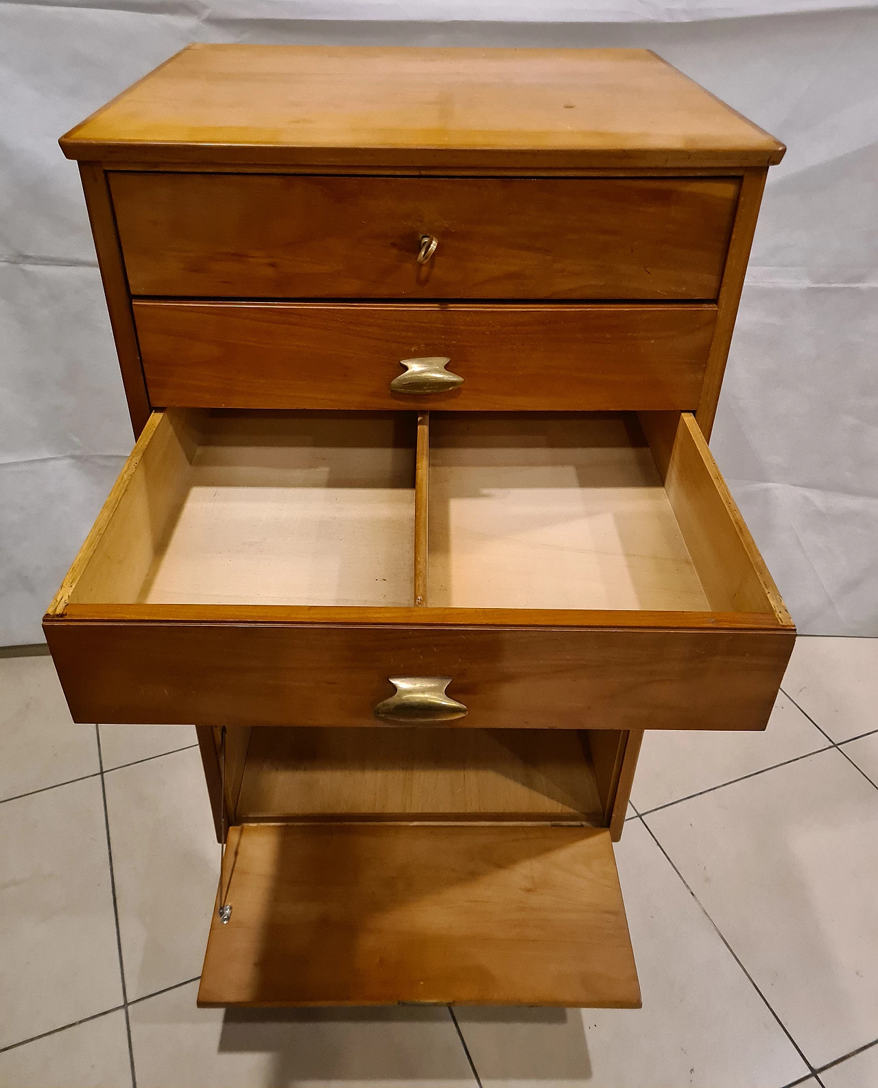 High chest of drawers in oak wood with brass handles, 1950s 11