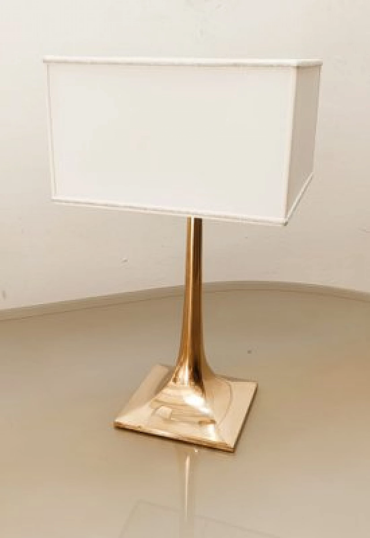 Lampada da tavolo quadrata in ottone, anni '80 7
