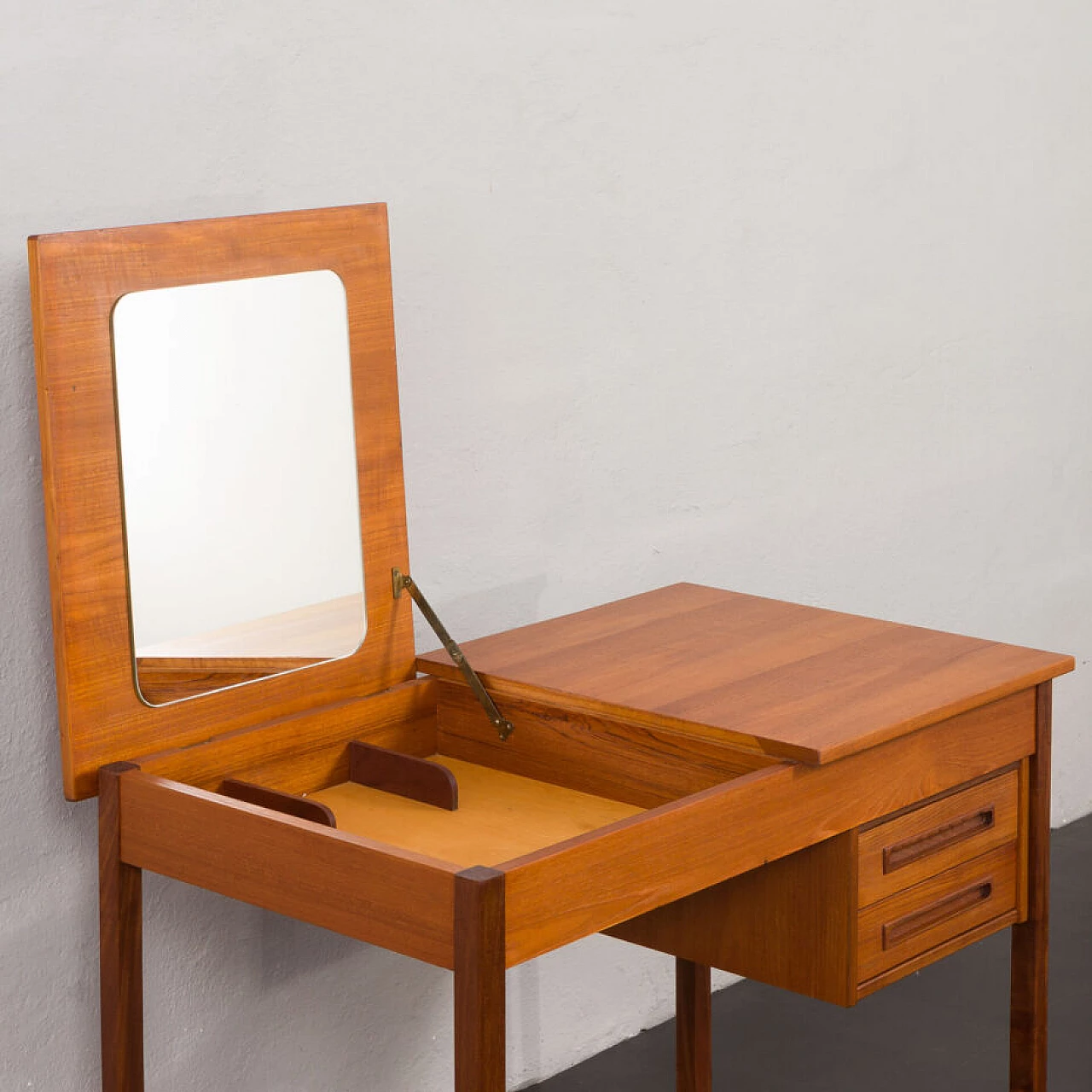 Teak desk with hidden vanity, 1960s 10