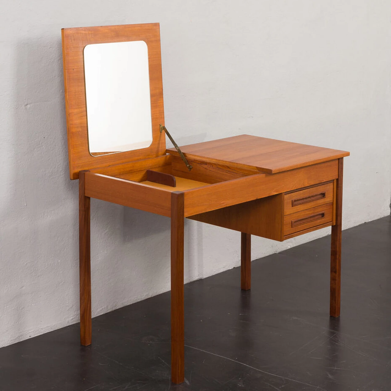 Teak desk with hidden vanity, 1960s 11