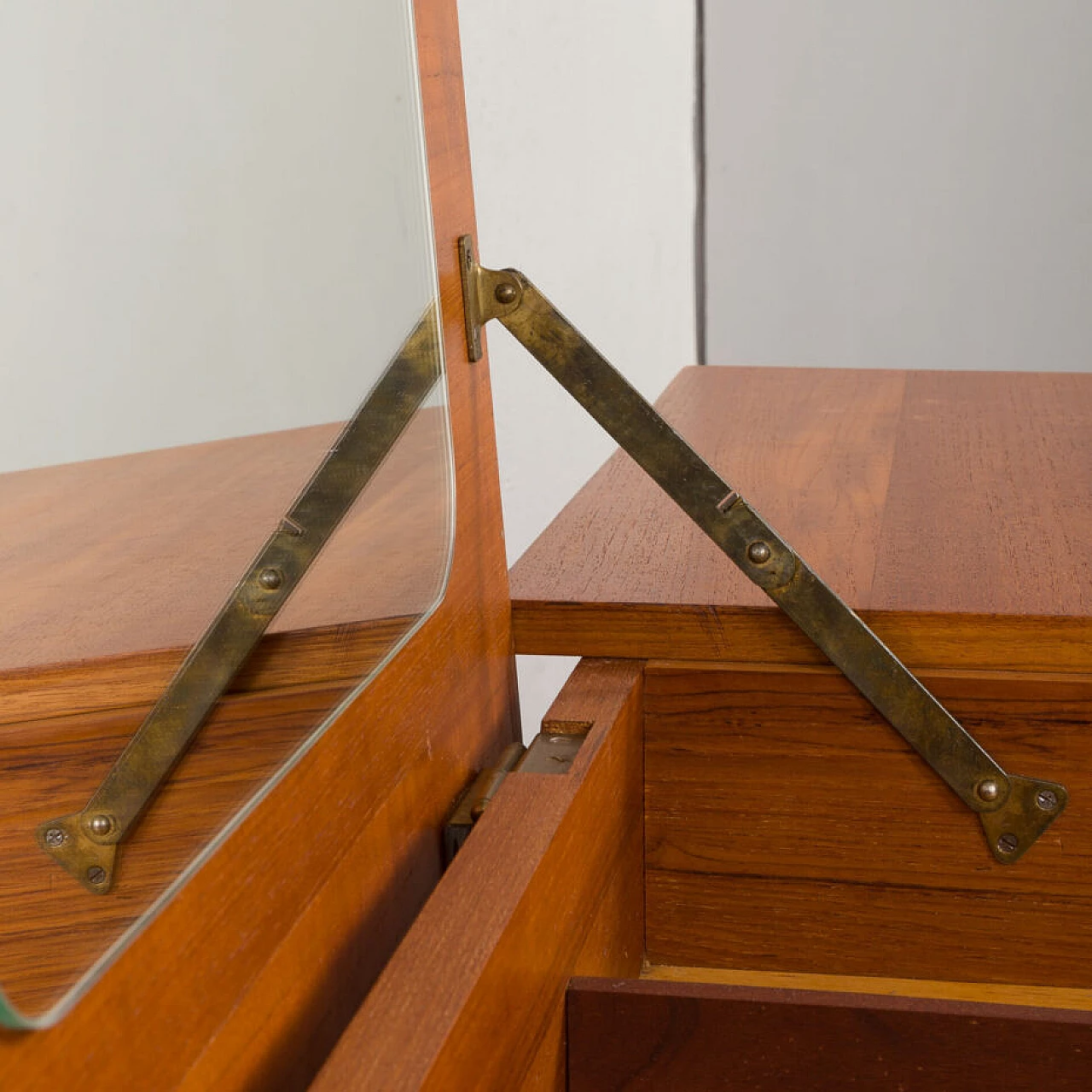 Teak desk with hidden vanity, 1960s 12