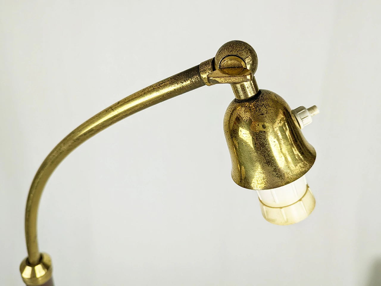 Burgundy floor lamp in metal and brass, 1950s 5