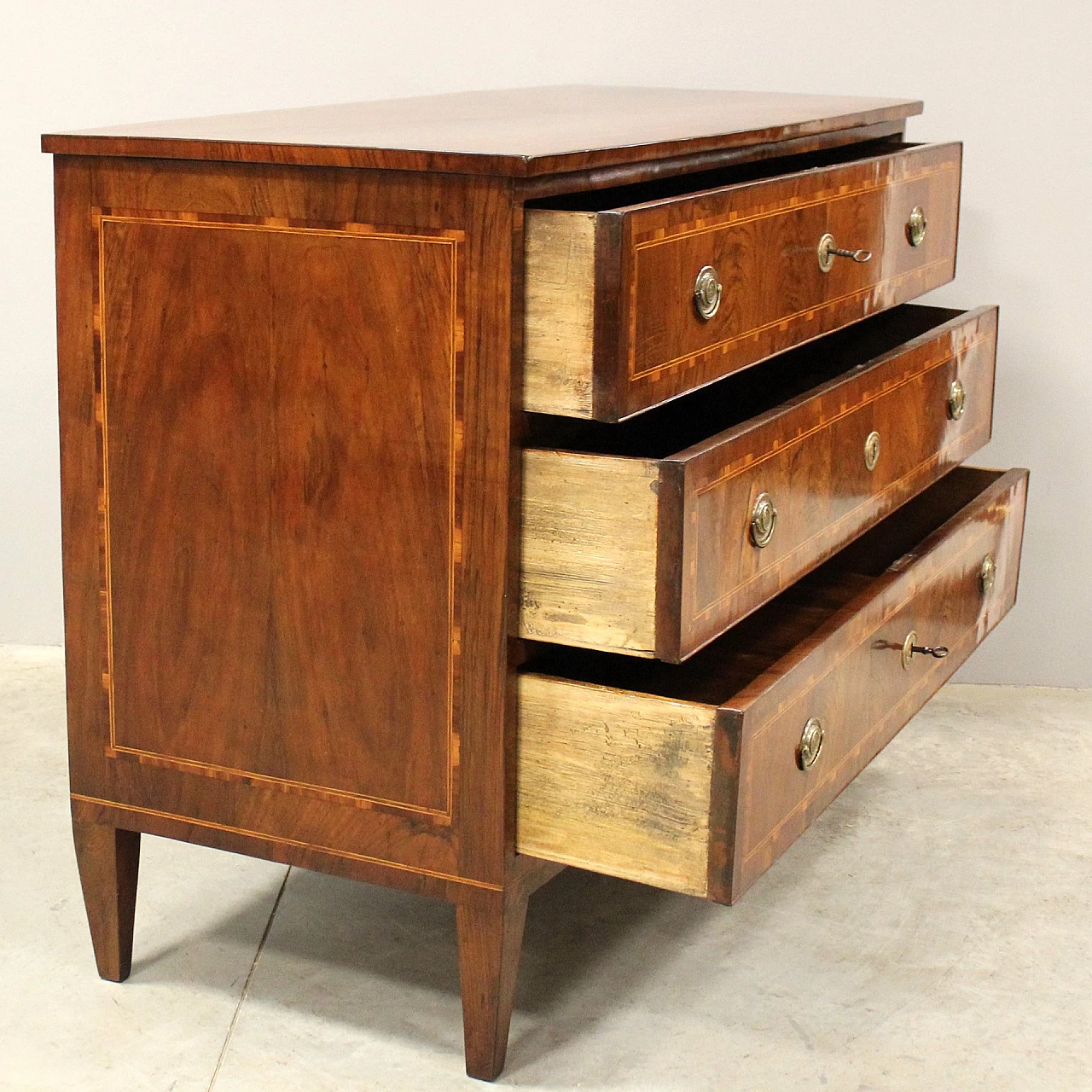 Cassettone Luigi XVI emiliano in noce con intarsi, '700 3