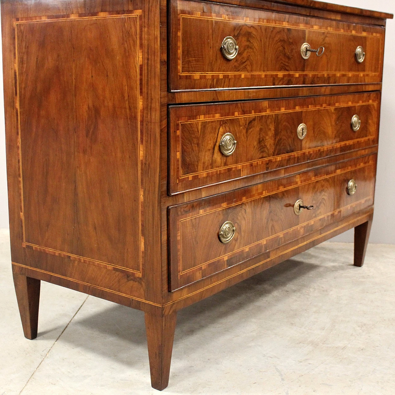 Cassettone Luigi XVI emiliano in noce con intarsi, '700 7