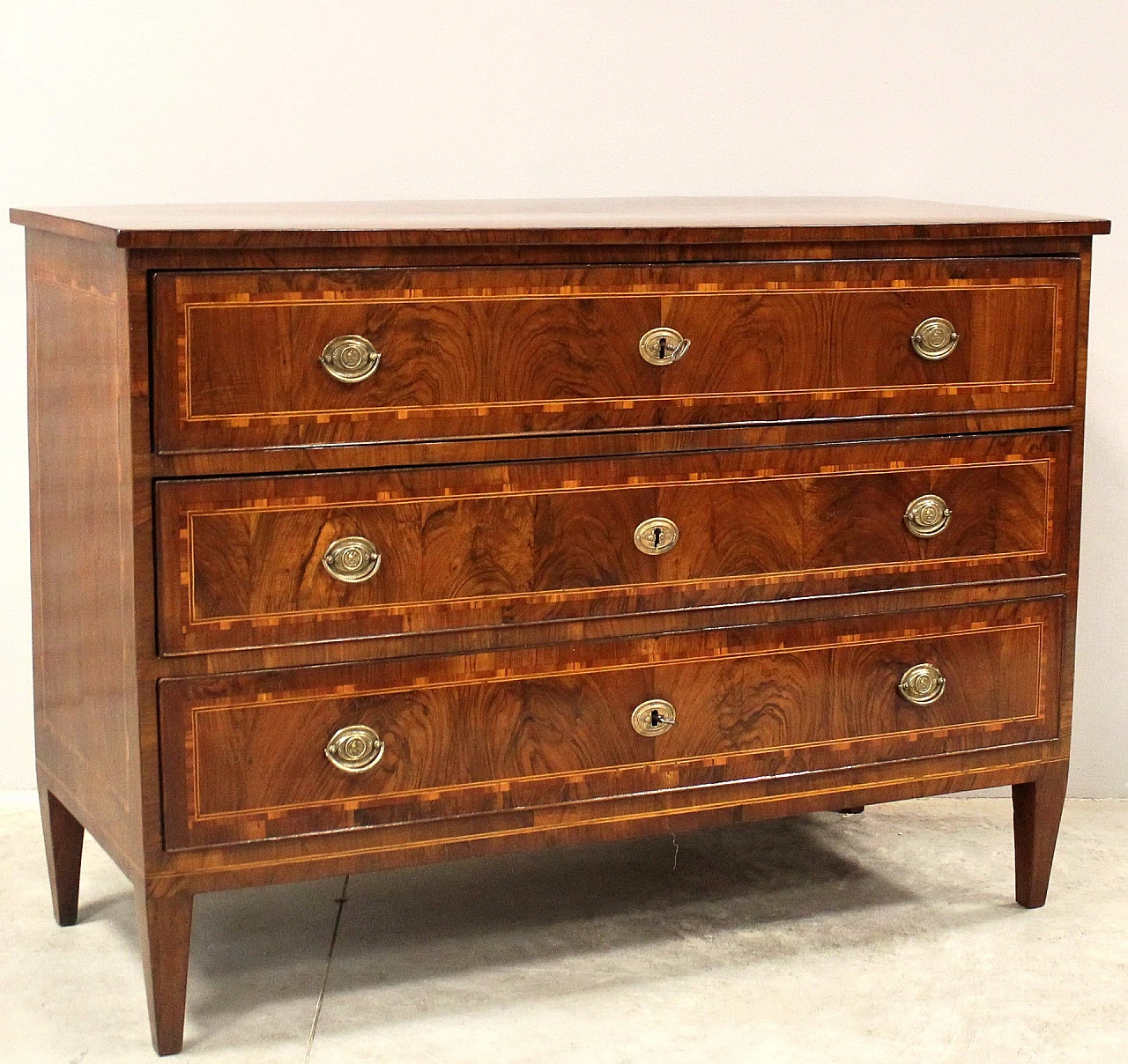 Cassettone Luigi XVI emiliano in noce con intarsi, '700 10