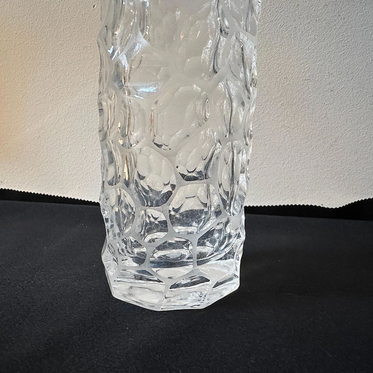 Vaso cilindrico in vetro trasparente martellato, anni '70 3